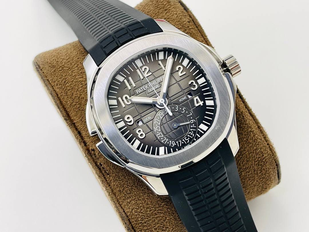 百达.翡丽Aquanaut系列5164A-001腕表具现代感、国际感的两地时间复杂功能，更符合年轻世代的品味与需求！ 1⃣️【表壳】40.8MM表径，依旧采用百达翡丽经典不锈钢材质打造，圆润的八角壳型恰到好处，表壳左侧的鲨鱼鳍型设计，是可以前后快调中央镂空时针的按钮，这枚指针可以用来指示第二时区时间。 2⃣️【表盘】黑色浮雕表盘，金属立体字块，覆荧光涂层时标。3、9点钟分别显示”HOME”与”LOCAL”的方形昼夜视窗，蓝白二色各自代表晚上与白天，6点钟位置是指针式的日期盘。 3⃣️【机芯】成功实现百达.翡丽5164A-001内载的324 SC FUS自动上链机芯功能，大三针基础机芯上搭载两地时间模组。配有休闲气息的Tropical表带，正是为年轻世代所准备的奢华运动表。
