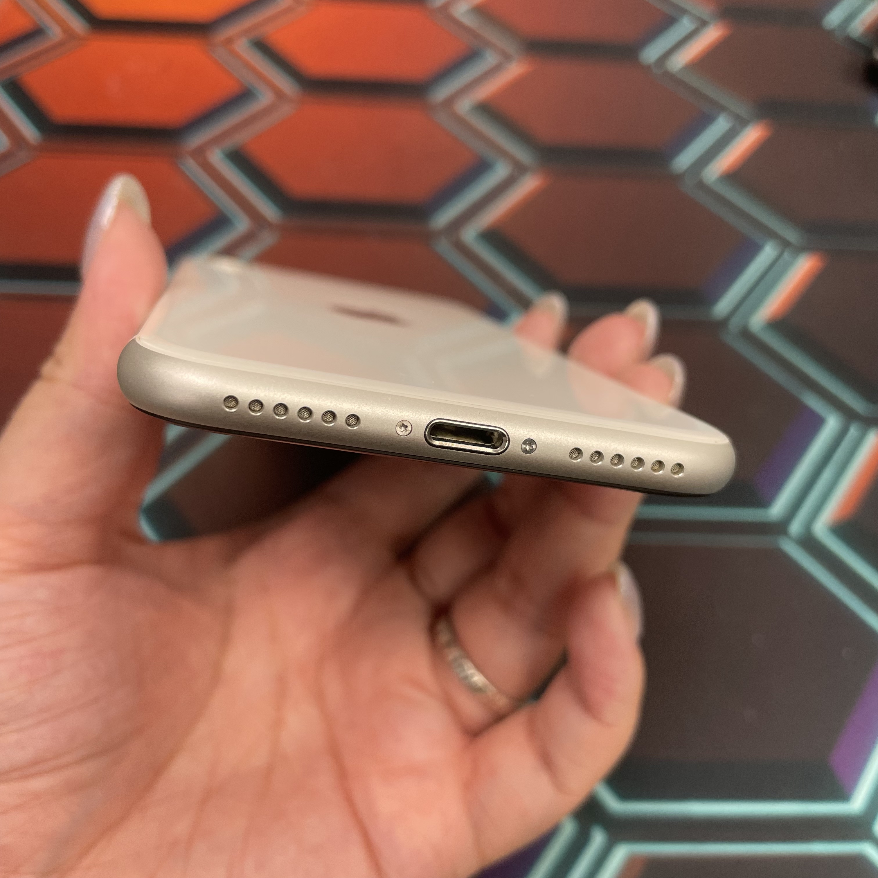*7050 SE 2 勁靚機 128GB 電74 白色 white