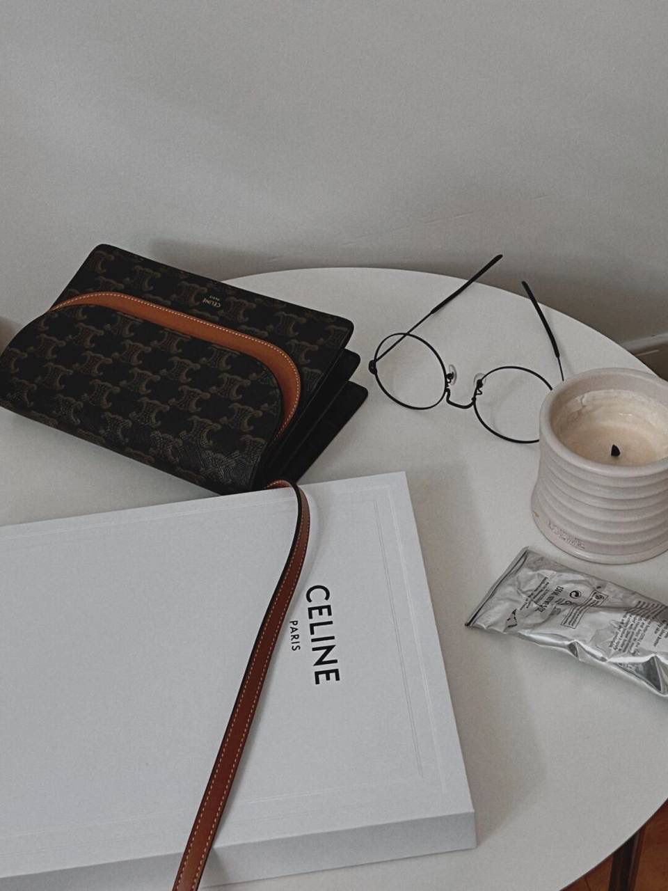 🔥大货实拍图 𝗖𝗘𝗟𝗜𝗡𝗘♥𝗖𝗔𝗡𝗩𝗔𝗦 𝗪𝗢𝗖风琴包 型号：10D852 尺寸：20*11.5cm 𝗖𝗲𝗹𝗶𝗻𝗲的这个𝗪𝗼𝗰包也叫三合一，真的物超所值了！啥都能装啊！pro max生活基本用品都能塞下，还有专门的放卡区，功能齐全太给力了！难怪男生们也偏爱ta！