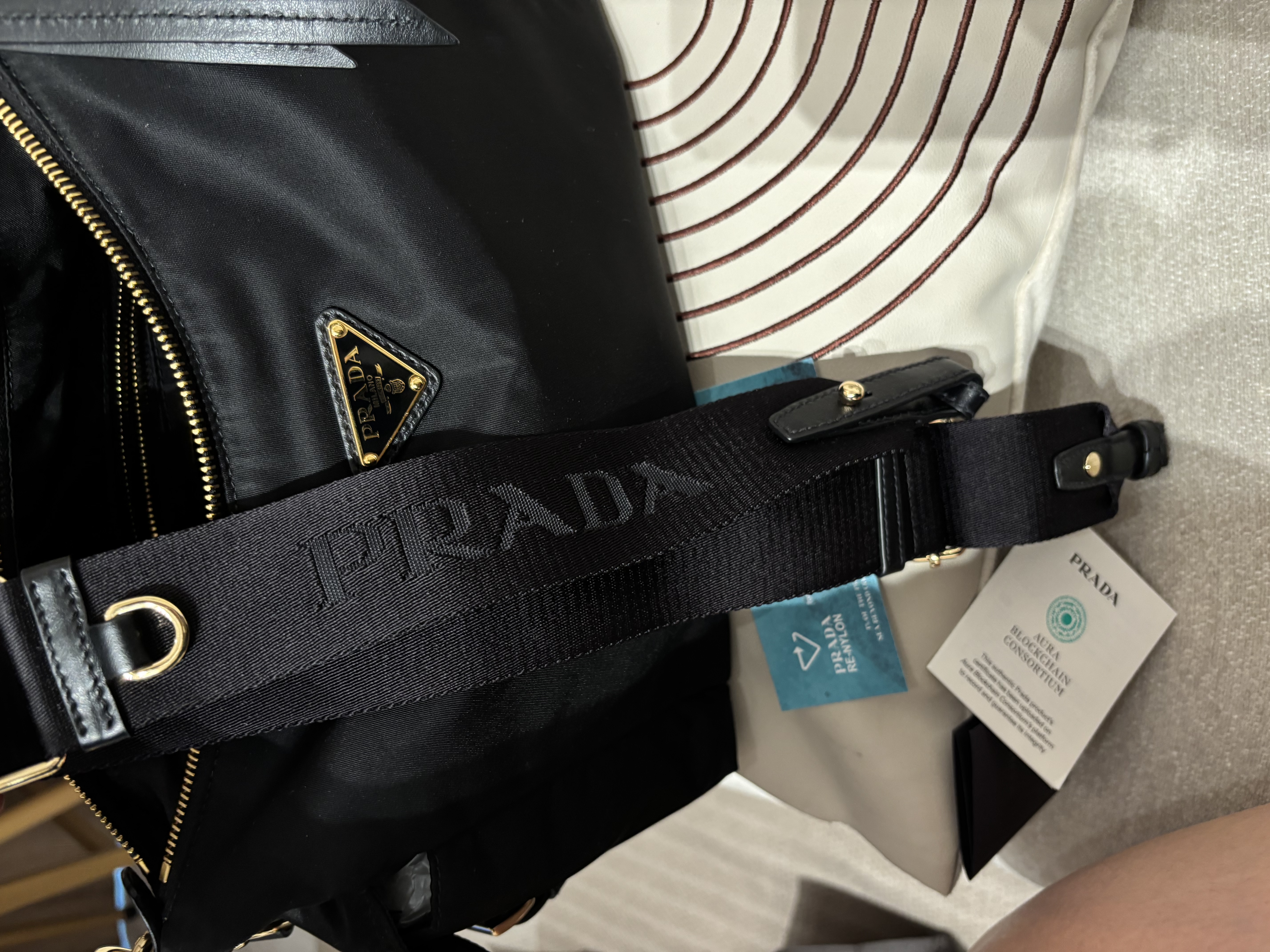 Prada re-nylon explore 晶片新款，黑金✅ booklet dust bag 