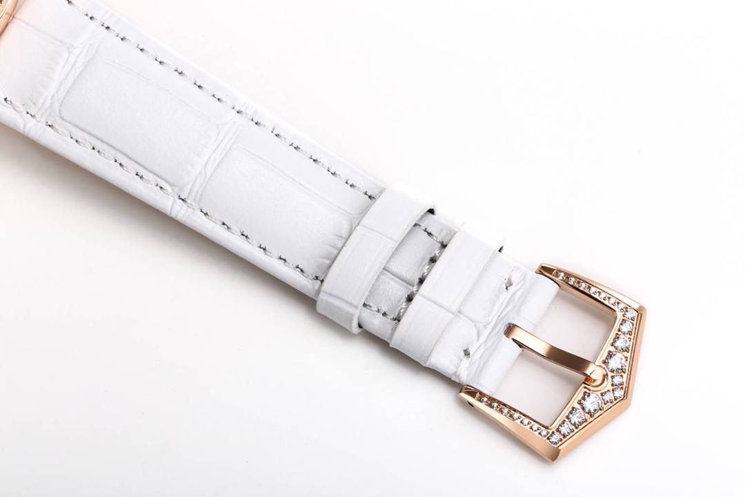 百达翡丽复杂功能时计系列 4947 / 4948 女士腕表 ✨ 年历 + 月相的经典组合，实用又浪漫 😍 ✅年历功能 星期 / 日期 / 月份一目了然 一年只需调校一次，真的很省心 🫶 ✅ 表壳设计 38mm 表径，大小刚刚好 抛光细腻，线条柔和很显气质 表冠刻有 Calatrava 十字星 ✝️ 表冠侧面同样镶钻，细节控会爱 💍 ✅ 表盘细节 珍珠母贝表盘，温柔又高级 🤍 立体金质阿拉伯数字 + 金质大三针 9 点星期｜3 点月份｜6 点日期 + 月相 功能多但一点都不乱 👌