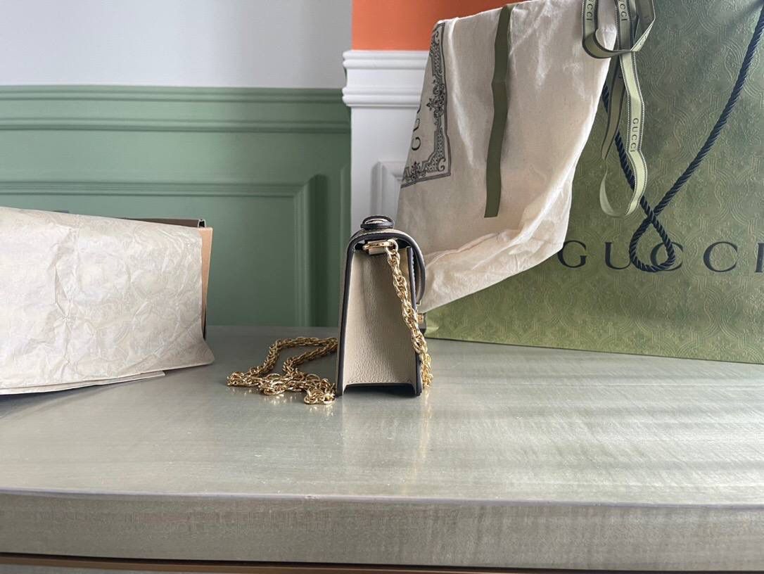 独家特级正品 g696180：尺寸：17.5136cm!全新时装系列用色彩讲述动人的故事。gg supreme帆布是品牌的一款代表性面料，其灵感源自30年代的典藏设计。经典米色和乌木色设计经焕新演绎后，呈现为米色和白色的清新组合。🔥🔥