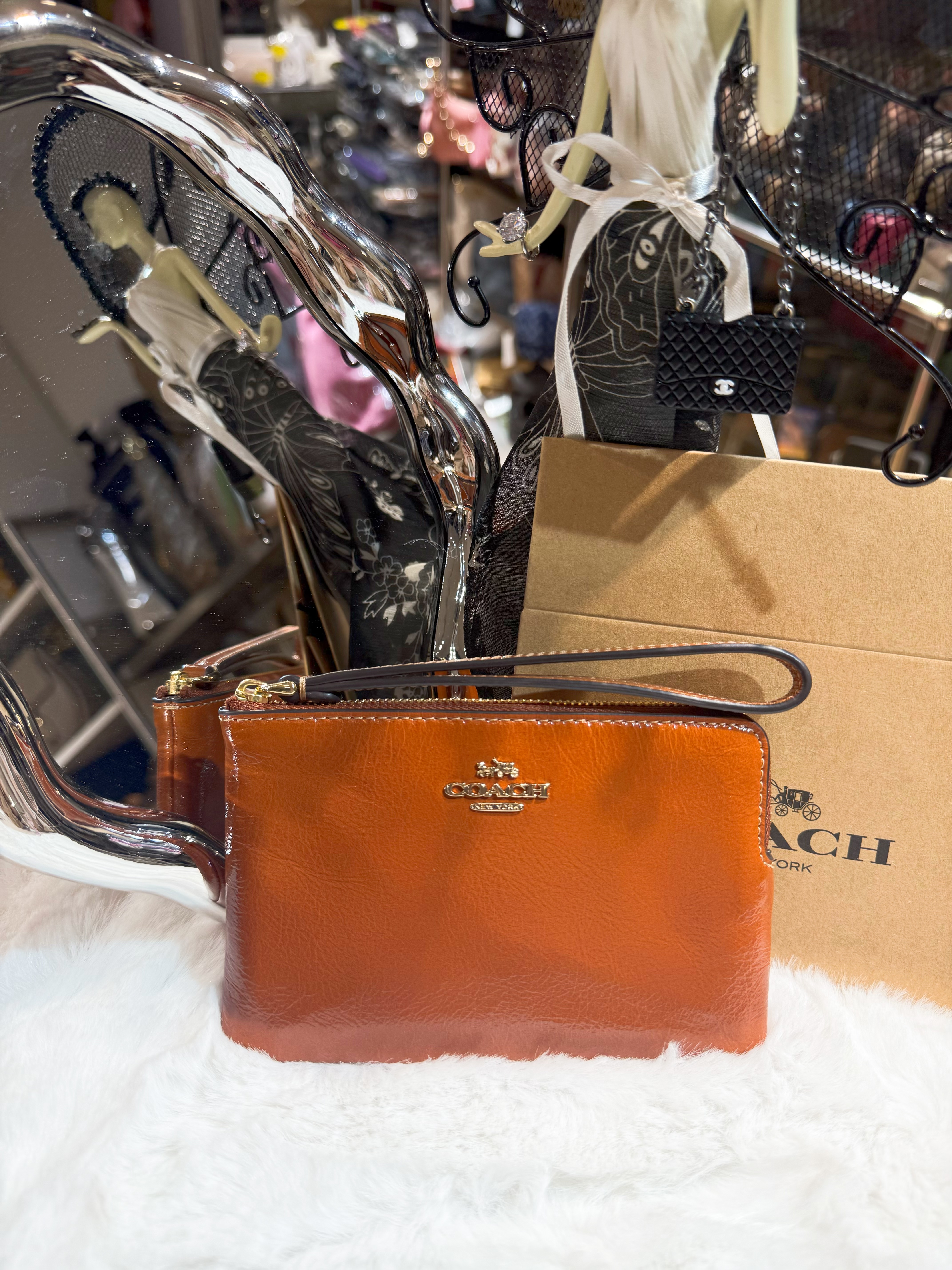 Coach wristlet pat dark honey