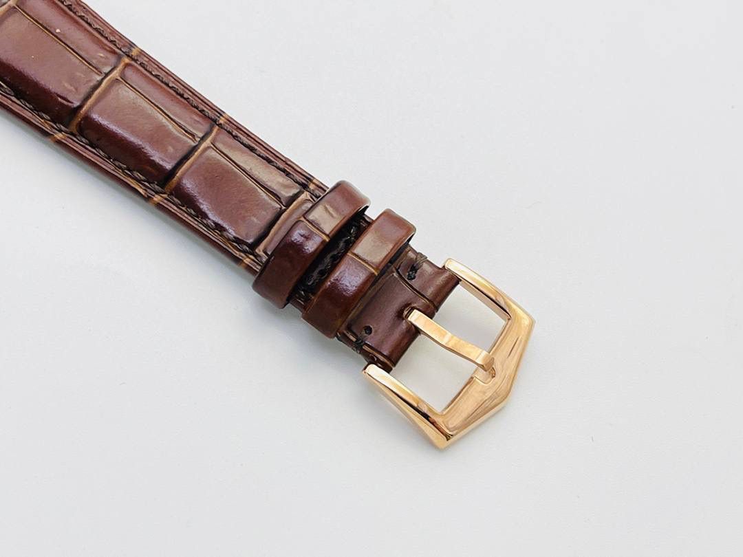 经典再续 百达翡丽古典表系列——5296-001．铂金V4升级版😍🤩细节方面： 1⃣️全新904L打造整体壳套，完善表壳细节，提升打磨质量，独家还原出正品的完美比例和特有质感。日历窗口改大小与正品一致，而非普通正常窗口！ 2⃣️刻度，指针采用最新的贵金属电镀技术加持，效果更佳出彩！ 3⃣️“锅盖型”微凸蓝宝表镜，版型与正品一致，效果通透，辨时清晰。 4⃣️【引领一体机时代】采用定制版Cal.9015改324机芯，超薄稳定性强！ 5⃣️【表带】经典意大利小牛皮表带，纹路清晰，质感上乘。针式表扣打磨齐整光亮，通用原装无压力。