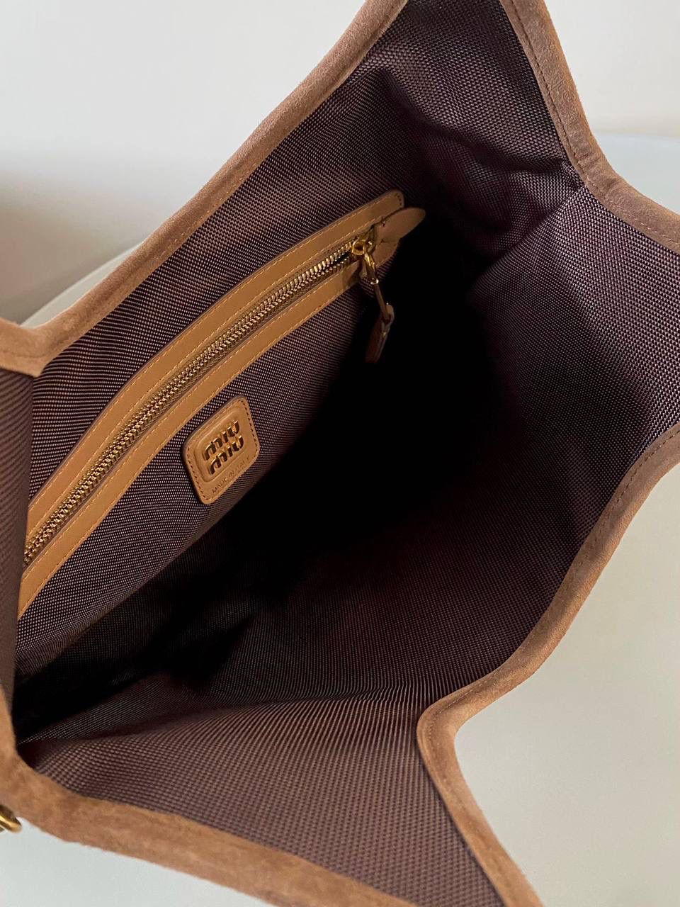 🈶可可棕 𝗠𝗶𝘂𝗠𝗶𝘂 𝐢𝐯𝐲 24秋冬托特 今年棕麂皮系列大人气啊！ 深深的巧克力色，满满秋冬味儿～ 绒面皮每年都会有，但是！！ 今年这股风刮的特别猛 从秀场到ins博主穿搭，或者线上门店 几乎都有麂皮元素！ 西装款 夹克 风衣 鞋子 包括包包等 延续去年美拉德色系的颜色， 今年的颜色各种各样，有深有浅 但我唯爱咱miu家的这个巧棕色 绝对秋冬氛围感里，最“增质感”的时髦单品！ 35×40cm #F0110m