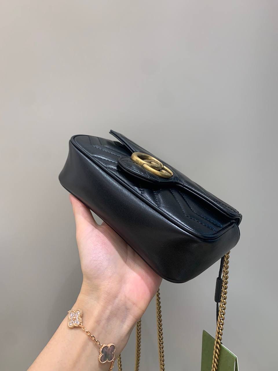 新背景实拍正品级 。经典款黑色16.5cm‼️ 销量王本尊，黑色绝对是最受欢迎的颜色，不分季节不分场合，想怎么搭配就可以随你心意，黑色皮料更能透出原厂皮质感，金色五金黑色皮料简直就是灵魂搭配，这个颜色你们每一个人都要入‼️ 型号476433；尺寸16.5/10/4cm