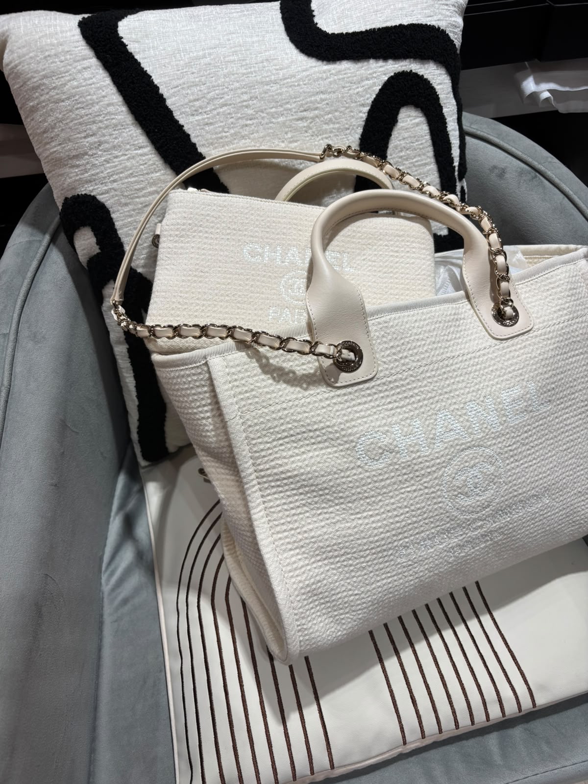 CHANEL Deauville Medium tote bag  100%Authentic,98%new ✅chip✅pouch  ✅dust bag 