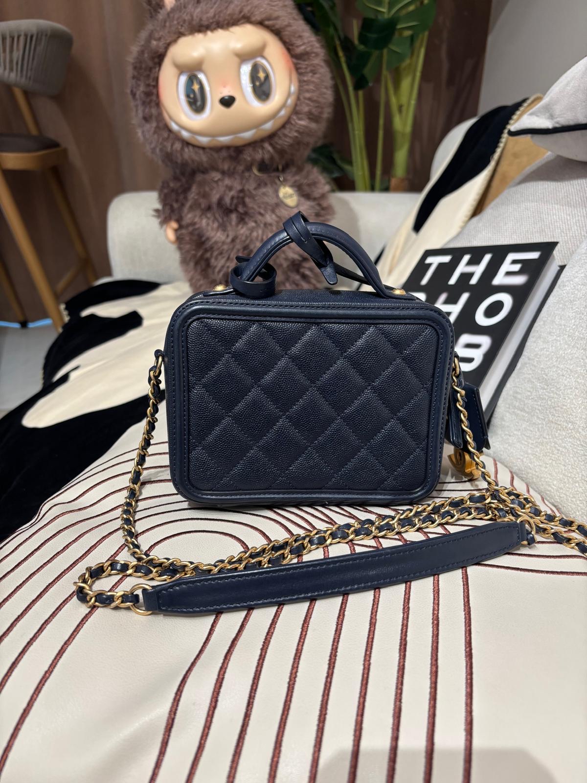 Chanel CC filigree Vanity Small 17cm 深藍色荔枝牛皮金鏈，100%Authentic, 98%New ✅25Card ✅Key lock✅Dust bag✅Box