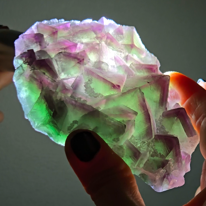 Purple-edged octahedral fluorite floater - FL281