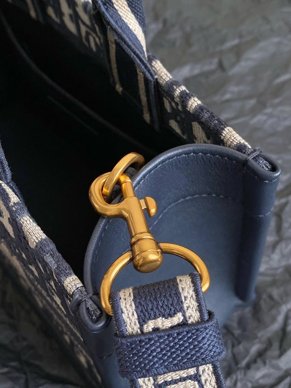 🈶老花蓝，mini 𝗗𝗜𝗢𝗥 𝗯𝗼𝗼𝗸 𝘁𝗼𝘁𝗲24新版横款 不得不说，D家确实好会玩啊 可以背的托特来了！简直不要太棒 在最最最经典的托特上又衍生爆款了 可可爱爱的mini尺寸，恨不得天天背！😍 27×14×10cm