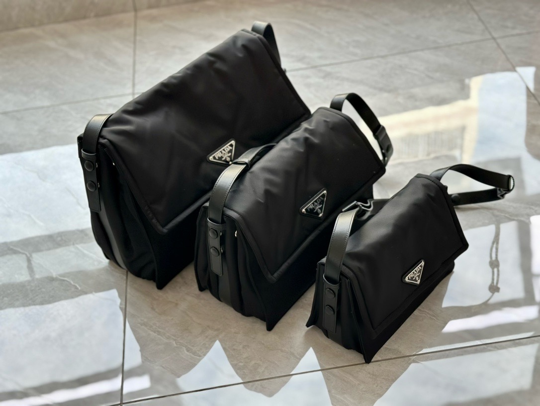 PRADA 加厚Re-Nylon 手袋