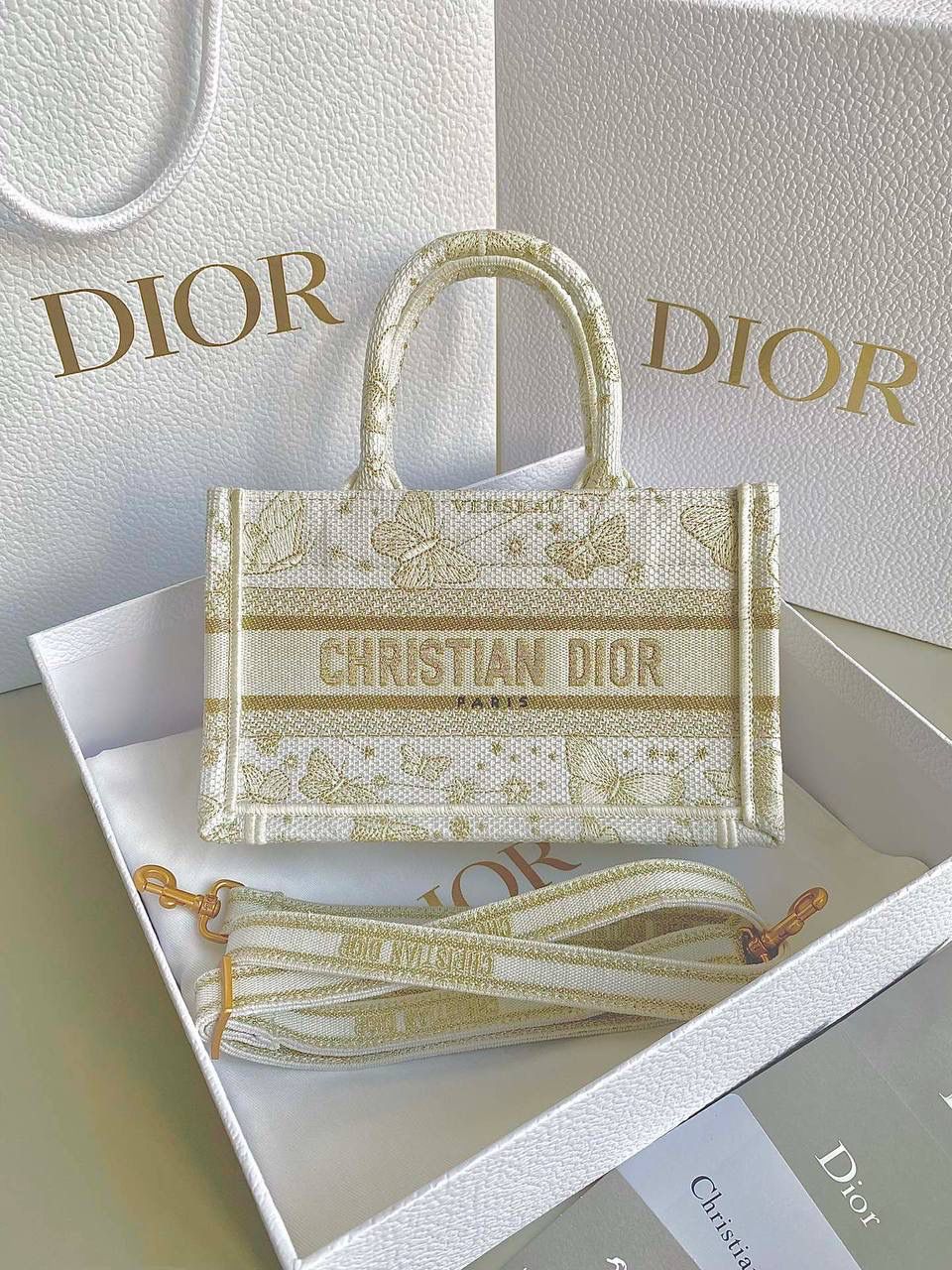 🈶金色蝴蝶迷你 𝗖𝗗 𝗕𝗼𝗼𝗸 𝗧𝗼𝘁𝗲 24圣诞限定🎄 圣诞季这一波𝗗𝗜𝗢𝗥真的稳赢 浪漫的蝴蝶刺绣 象征着自由和转变 高级的配色 精致的造型与细节设计，无不透露出一种温柔而魔法般的美感🪄💕 呜呜真的太好看了，姐妹们必冲！ 21.5×13×7.5cm