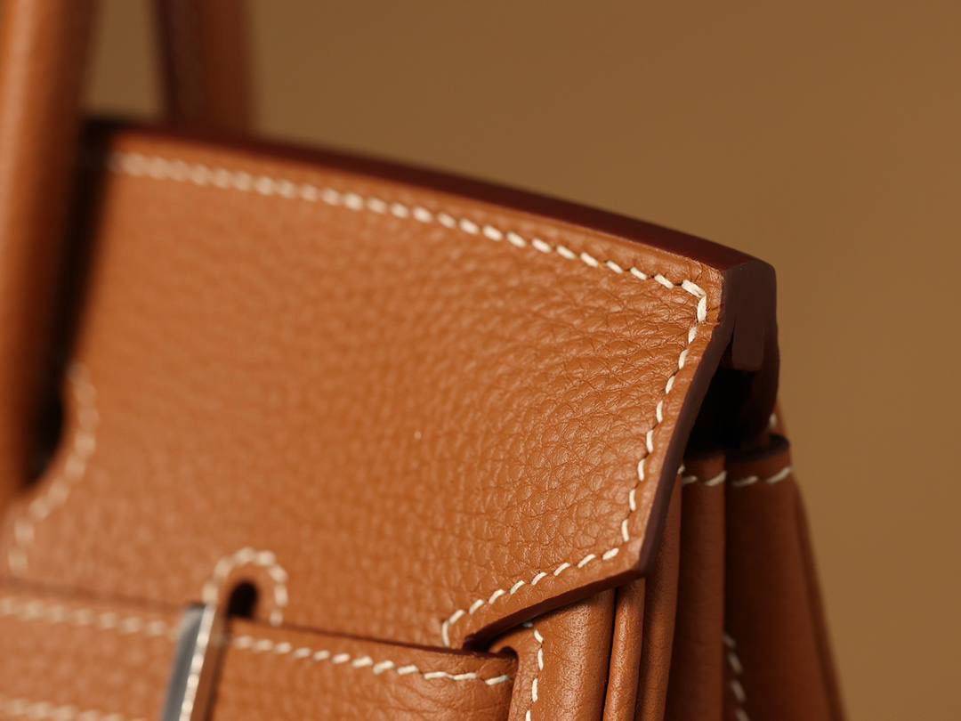 Hermes 爱马仕 Birkin25cm 金棕银扣👜✨ Birkin 独家渠道货 独家欧洲原厂皮原厂五金组装的ZP尾单货 尺寸：20 X 25 X 13CM 尺寸：22 X 30 X 16CM Birkin我们采用的是进口原厂Togo真皮，什么是Togo皮呢？ Togo皮：最经典的Birkin用皮。表面是均匀的颗粒状，类似荔枝纹，有光泽。皮质较硬，容易保持包包的形状，相对较轻，触感比较柔软，耐磨耐用； 我们用的是纯原、原厂皮就是和原版专柜一样的皮！