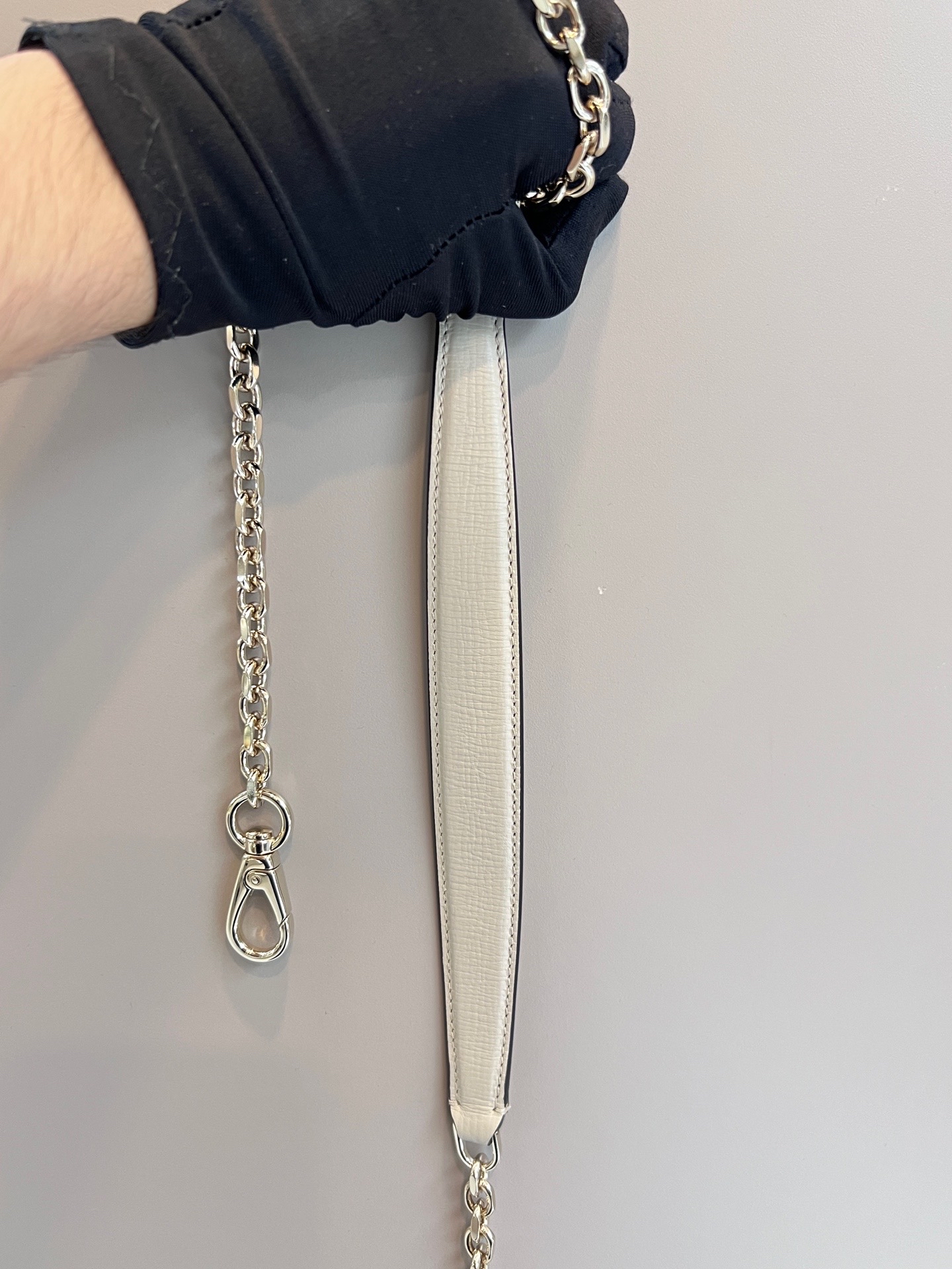 【預訂貨品】閒置新⭐️  Ferragamo Letty系列米白色牛皮斜孭包