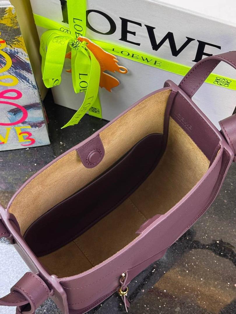 🎈新款吊床𝗛𝗮𝗺𝗺𝗼𝗰𝗸 𝗦𝗹𝗶𝗰𝗲 ——【酒红色到货‼️】 尺寸：𝟮𝟭-𝟮𝟱-𝟭𝟬𝗰𝗺 编码：652407 吊床𝗛𝗮𝗺𝗺𝗼𝗰𝗸家族迎来新成员—𝗛𝗮𝗺𝗺𝗼𝗰𝗸 𝗦𝗹𝗶𝗰𝗲，新作采用细腻柔软的亮面小牛皮制作而成，重新以纤巧比例焕新演变成新造型。搭配可拆卸可调节长肩带，灵活实现多功能背法及百变风格。