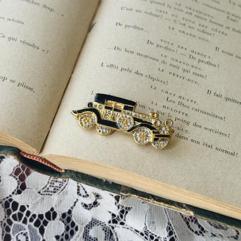 Vintage Sprinkled Antique Car Enamel Brooch (MT2340）