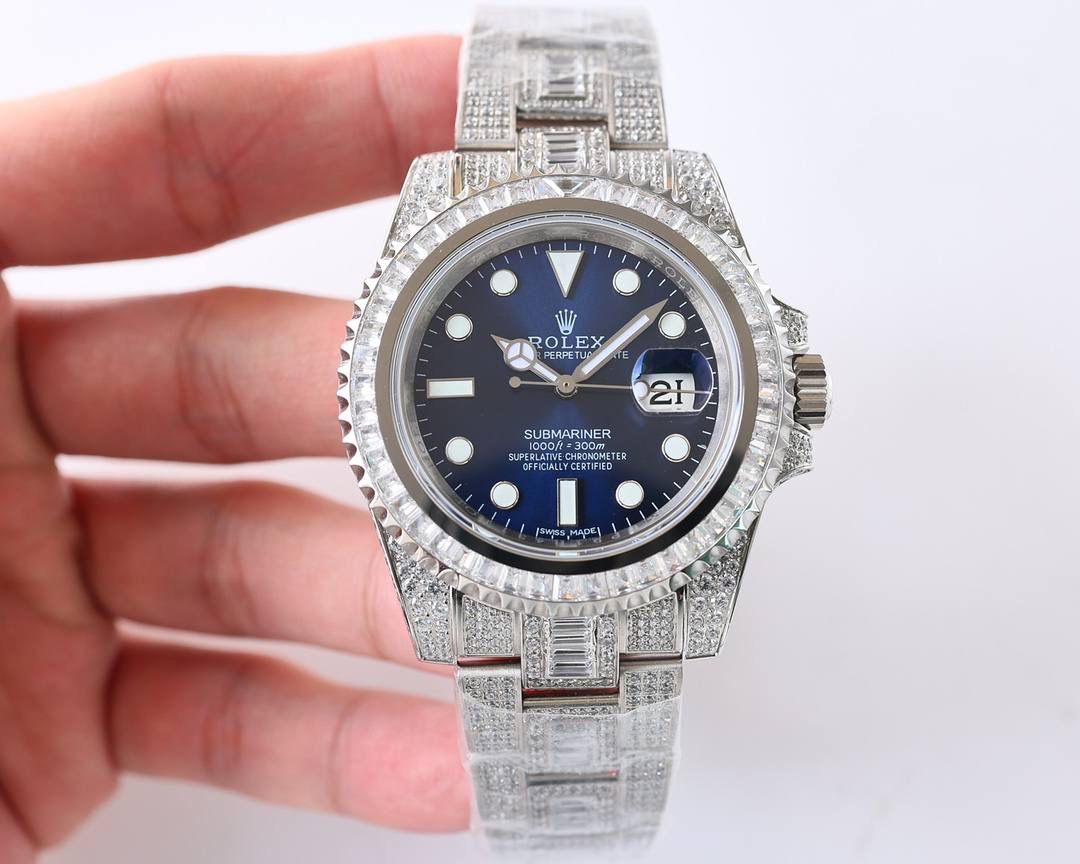 🎉🎉数量稀有 出完再无！她奢华至极，完美还原史上最昂贵的劳力士满天星腕：潜航者型密镶钻款！🎊🎊全表满镶嵌施华洛世奇钻石尽显精致美感，提升佩戴者的贵族气质。极致奢华身份的象征！花较少的钱，享受高大上的体验，难道不香嘛？ 【表壳】腕表尺寸40mm。采用德国顶级904L蚝式钢所制。表圈，表壳，表链都密集镶满最顶级的施华洛世奇美钻。尽量还原正品奢华至极的无敌质感。 【表带】采用904L蚝式钢打造，蚝式表带于1930年代末推出，由三排宽大、平整的链节组成，极其坚固，表链全身也整齐缜密的镶满美钻，效果光华四射。（另配送硅胶表带） 【机芯】采用经典ETC2836全自动机芯，性能极为稳定。 【镜面】蓝宝石镜面。超强夜光字面，字面颜色更细腻做出了与正品一致的视觉效果！ 🍻 上手震撼尊贵非凡、供表友玩家鉴赏！