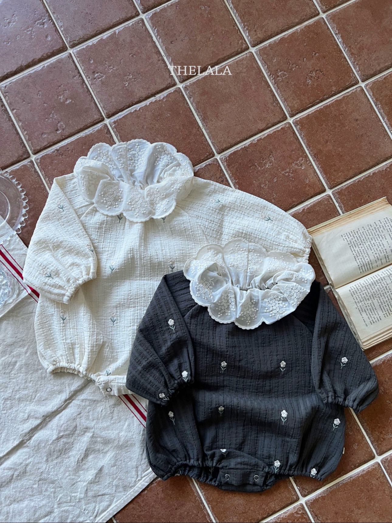 🌸預訂 韓國直送🌸🇰🇷THELALA兩色花卉刺繡蕾絲花瓣翻領長袖包屁衣