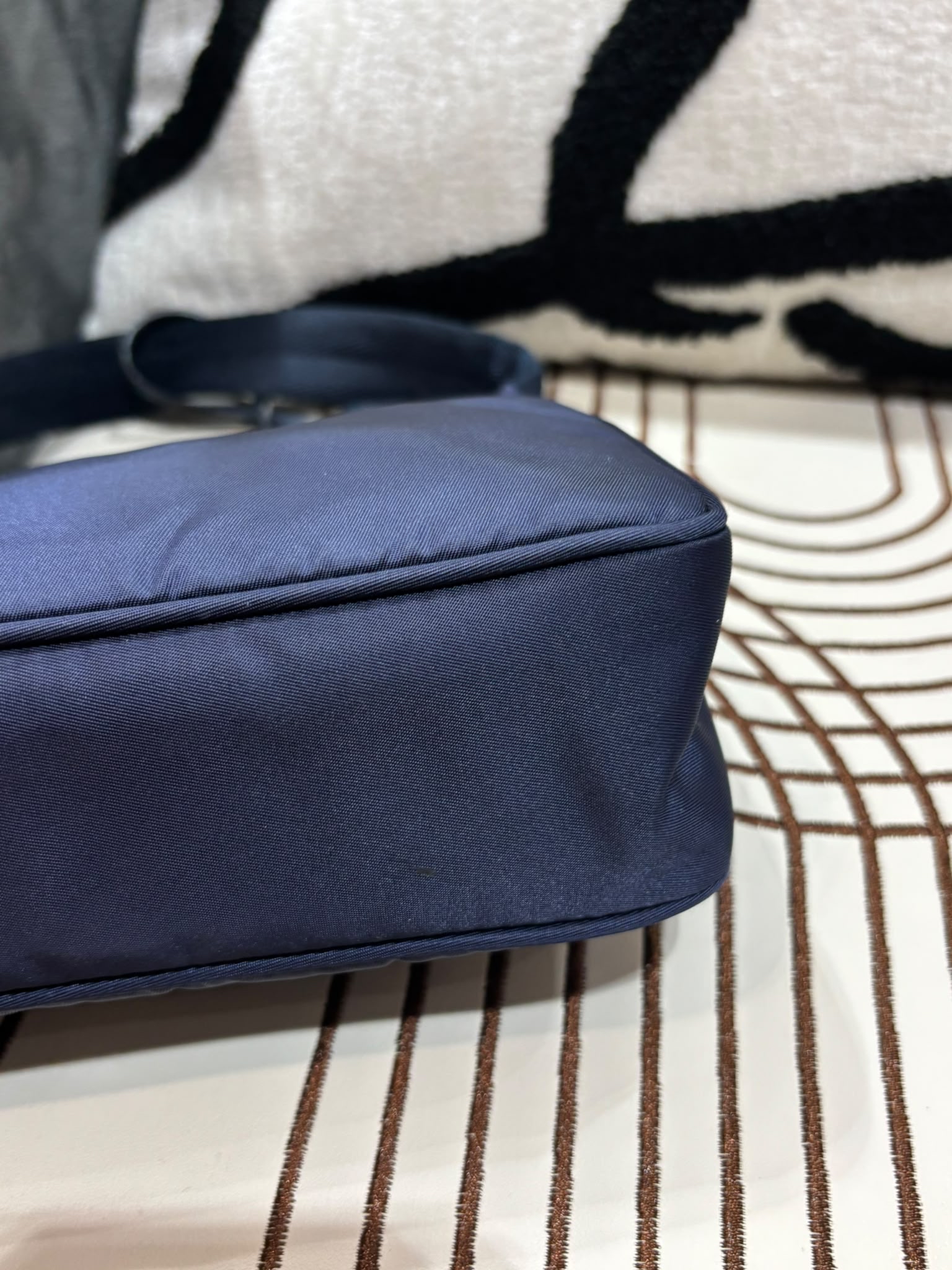 Prada re-edition 2000 re-Nylon Hobo Bag Navy 100%Authentic, 95%New
