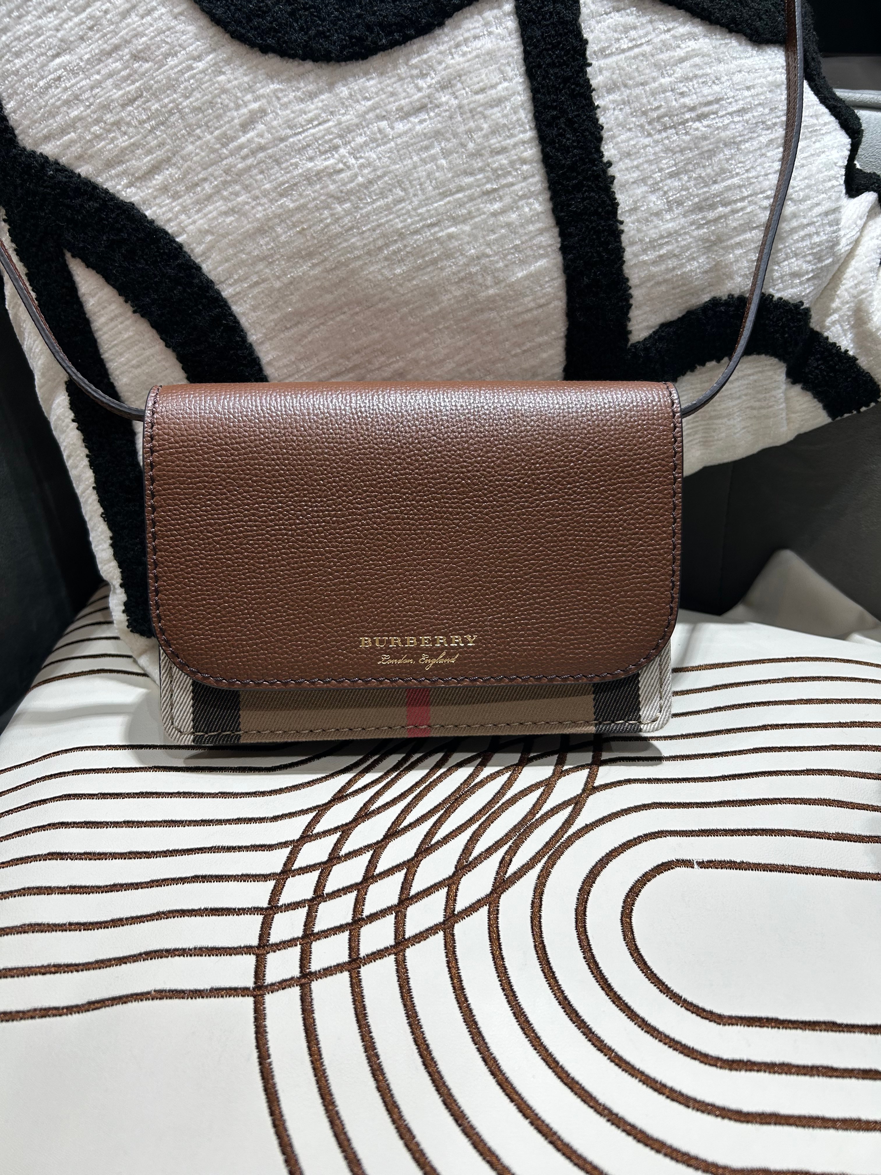 Burberry crossbody bag  100%Authentic,98%new ✅dust bag 