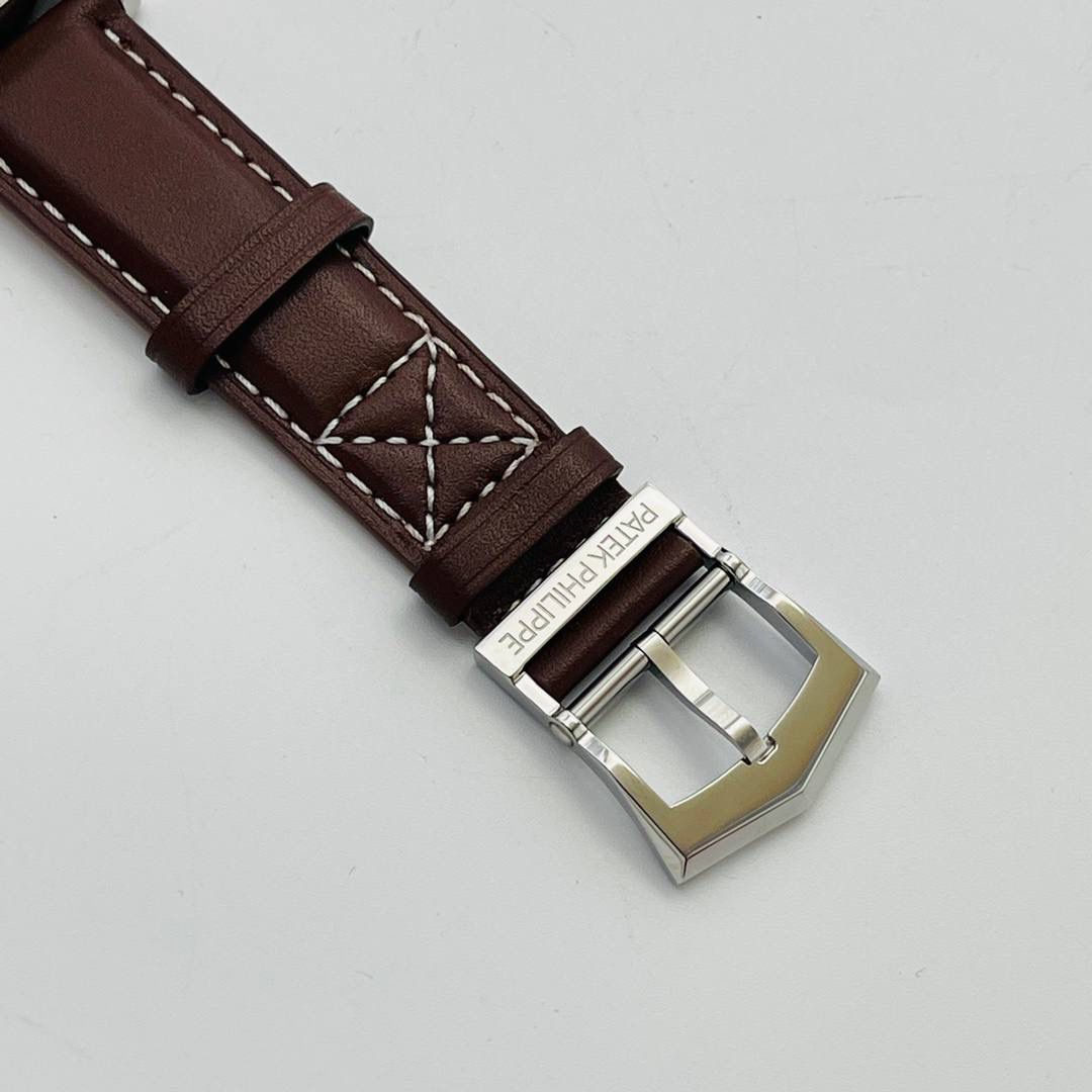 【PP Factory2022匠心大作 墙裂推荐】市场最高版本 百达翡丽双时区功能ref.5524 Calatrava飞行家旅行时间腕表系列惊艳登场！细节方面： 1⃣️【表盘】玫瑰金咖啡表盘和深蓝色涂漆表盘，表面有哑光颗粒质感、精致内敛，阿拉伯荧光涂层字体也同正品一致有立体感，将飞行表易读粗旷的风格渲染到极致。 2⃣️【表壳】同正品一致壳身为42毫米、厚度为11毫米、做工方面也继承百达翡丽的一贯作风、壳身完全镜面抛光处理，光滑细腻、增强其视觉感、在细节方面做到极致。