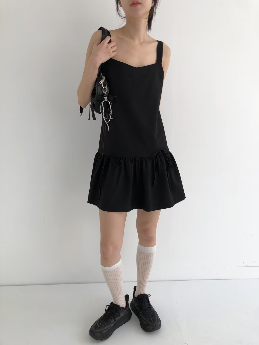 Minimalist Dress with Wide Straps and Bow Detail‖ 宽肩带蝴蝶结装饰简约连衣裙 KR02127706