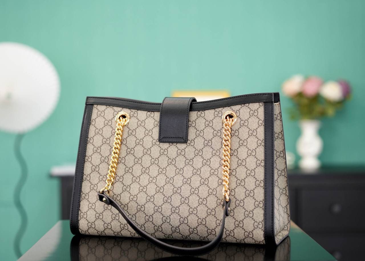 🥯Padlock系列GG中号肩背包 老花黑色 35cm 休闲、随意、有范 且非常大牌的款真的非Padlock这款购物袋不可 这个尺寸比较通勤风一些，大容量 包身轻便，非常适合上班族！ 官方款号 479197 尺寸：35x23.5x14cm