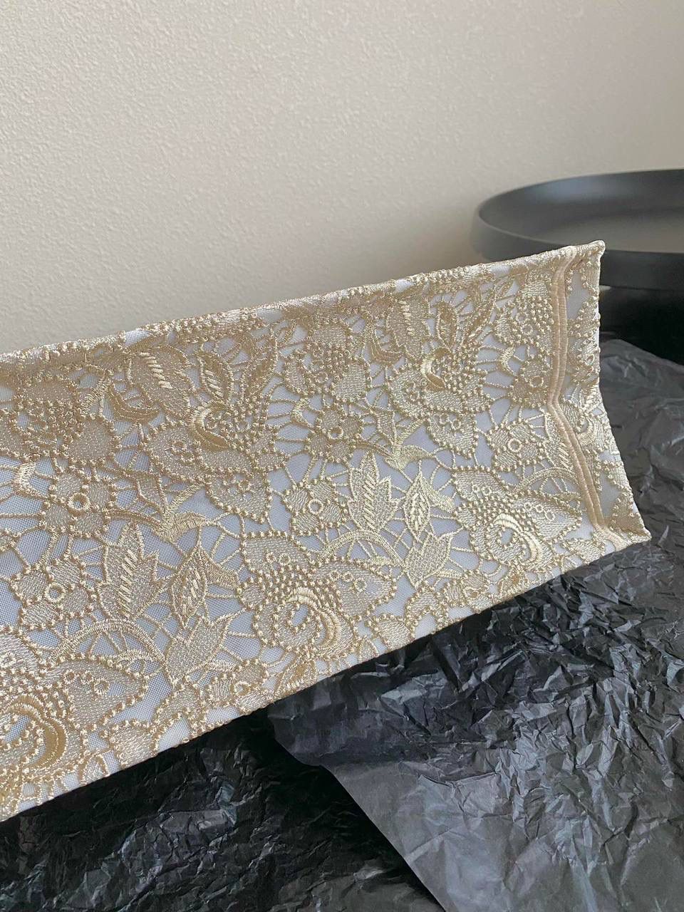 🈶蕾丝金色中号 𝗖𝗗 𝗕𝗼𝗼𝗸 𝗧𝗼𝘁𝗲 23夏季新款 不愧是宇宙仙牌，最好看的托特 雪白色网纱➕立体蕾丝刺绣美出天际了 蕾丝是女性物语，是隐而不露的小心机✨ 与花纹刺绣相结合，少女的情意，好会啊！ 第一眼就沦陷了！谁不惊叹这只绝美艺术品 36×27×16cm