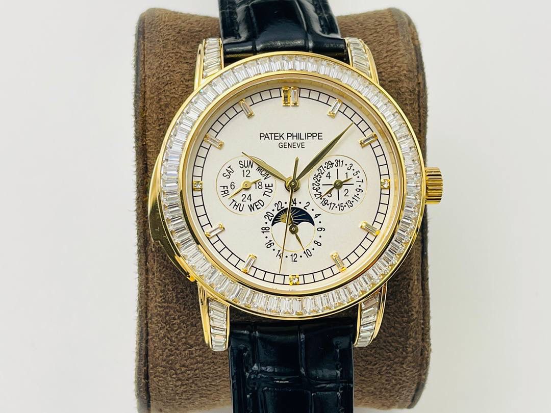 【2022诚意推荐】百达翡丽超级复杂功能系列5073P_010腕表。用心之作，细节方面： 1⃣️突破多层技术瓶颈，机芯型号为CH 29-535 升级版，质量稳定！ 2⃣️尺寸42毫米，与专柜一致。 3⃣️表圈和表耳镶103颗长形钻石。 4⃣️表带搭配意大利头层小牛皮，表扣上镶钻石更显示这块腕表的豪华气质。适合各种商务场合，简敛精致不失优雅！