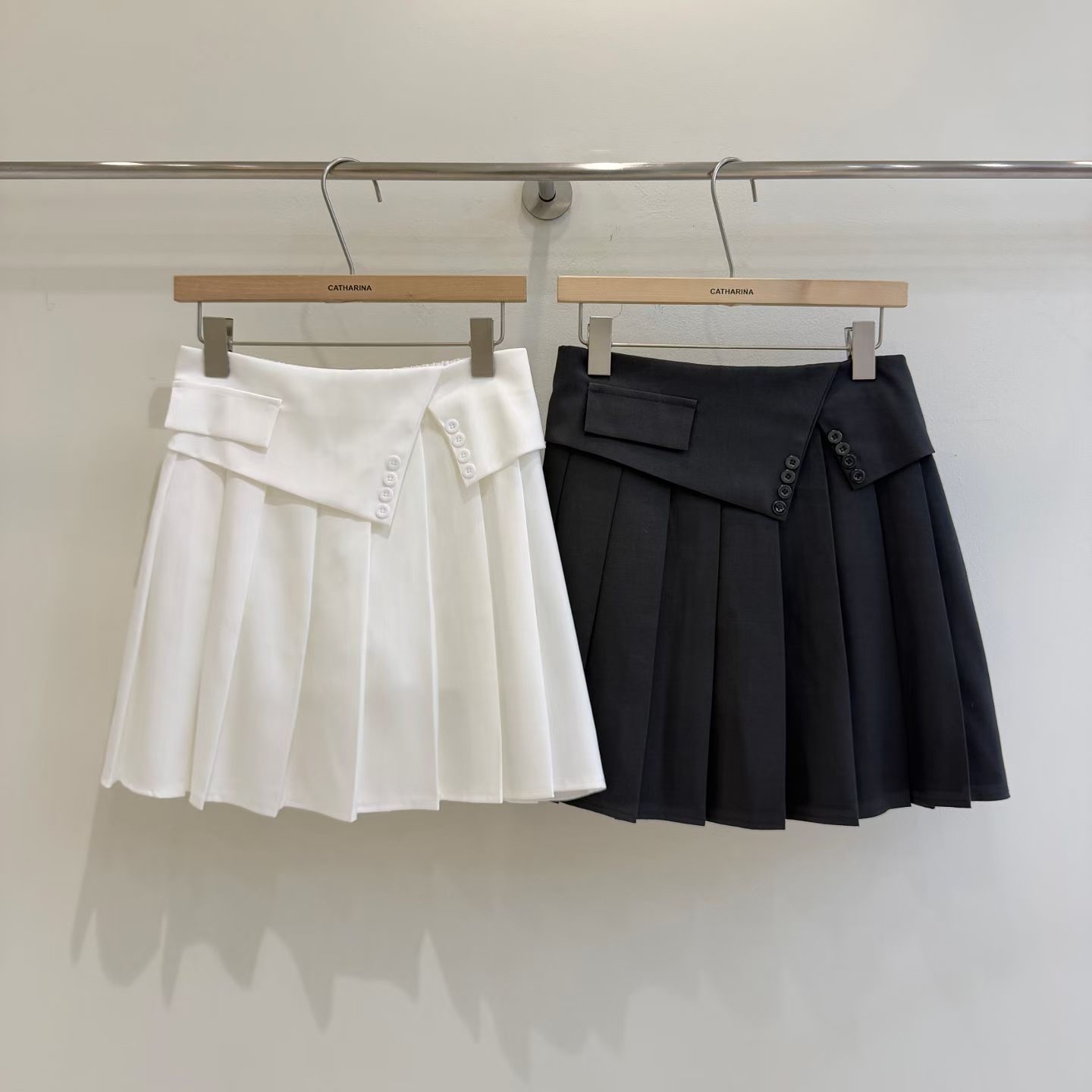 CT24 學院風不規則排釦百褶短裙