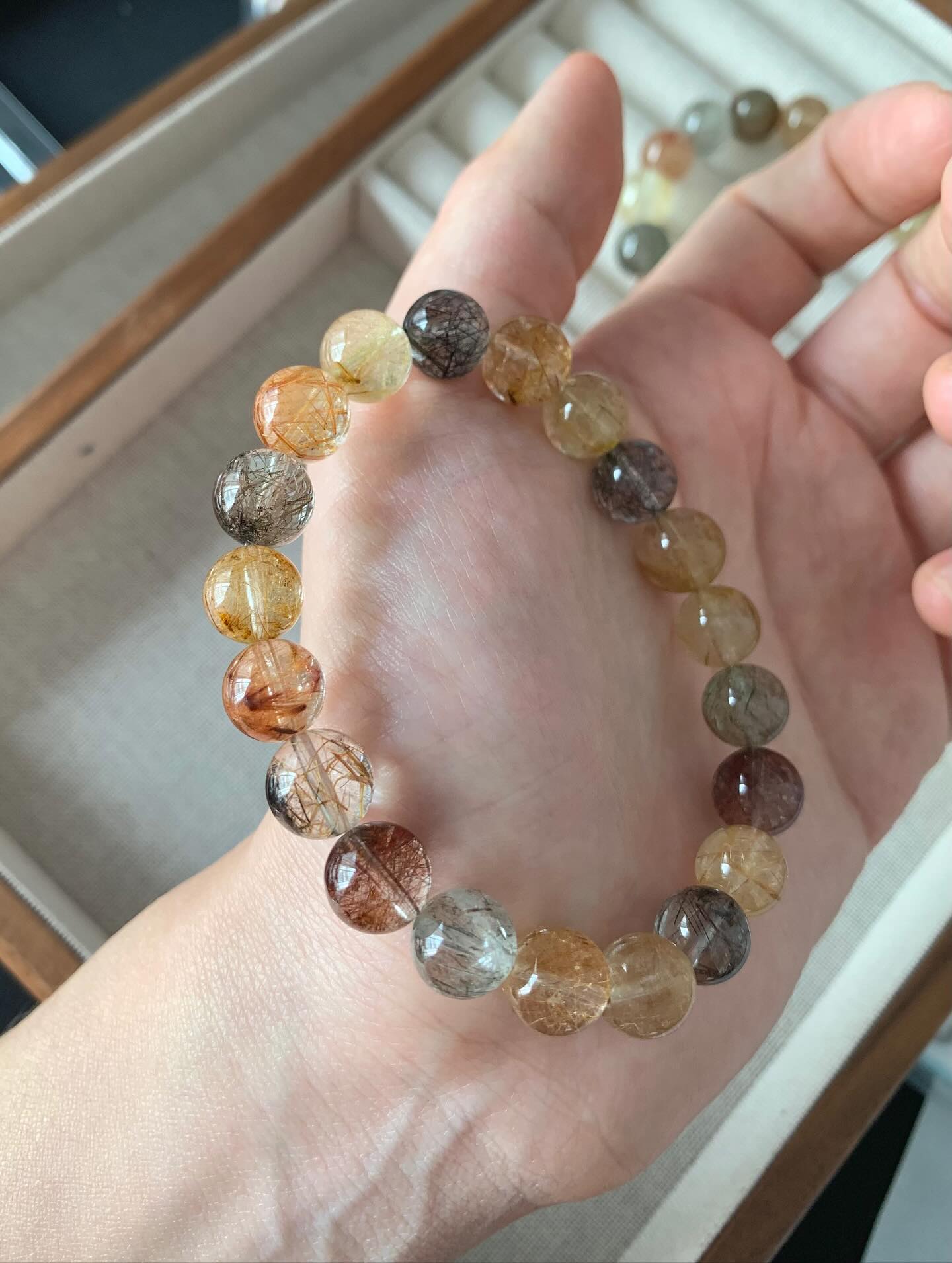 彩发晶 ｜Mix Rutile9m+ RM128 比较多黑发10m+ RM138 有兔毛的 有褐色很特别 彩发晶的功效主要在于加强气势、招财聚能、平衡情绪和促进身心健康。 它能够增强自信心、勇气和企图心，尤其对创业者和商业人士有益。 同时，它也能安抚情绪、稳定心神，并被认为有助于提升创造力和灵感Mixed rutile, or rutilated quartz, combines the properties of quartz and rutile to enhance self-confidence, vitality, and mental clarity. It is believed to improve circulation, boost creative energy, and protect against negative energy and fear. Mixed rutile is also used to help with chakra balancing, particularly the solar plexus and heart chakras, and can be a powerful tool for spiritual and psychic connection#mixrutile #彩发晶 #天然水晶 #gemstone #naturestone #马来西亚水晶网店