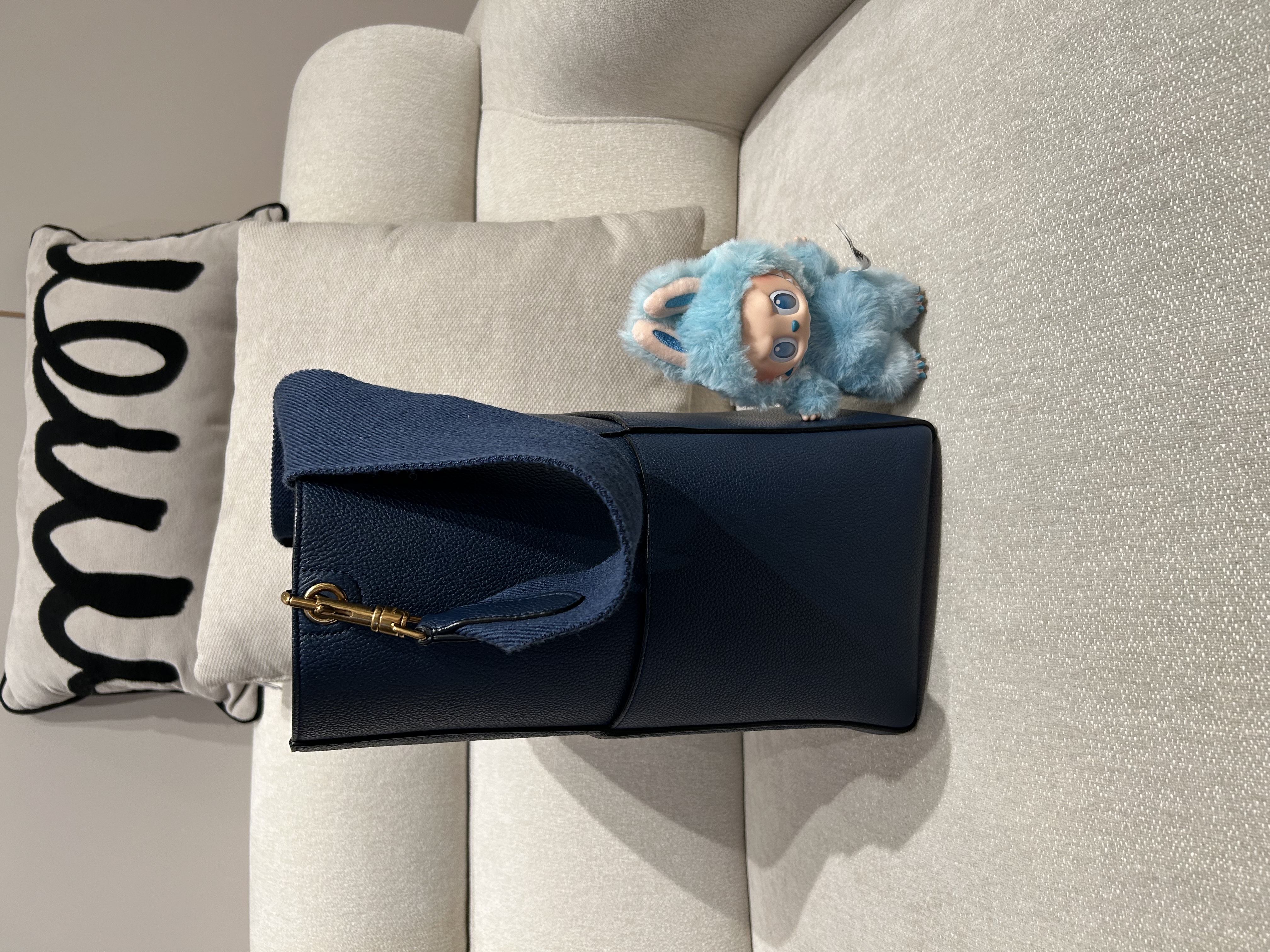 Celine sangle medium 牛皮shoulder bag 100%Authentic,98%new ✅dust bag