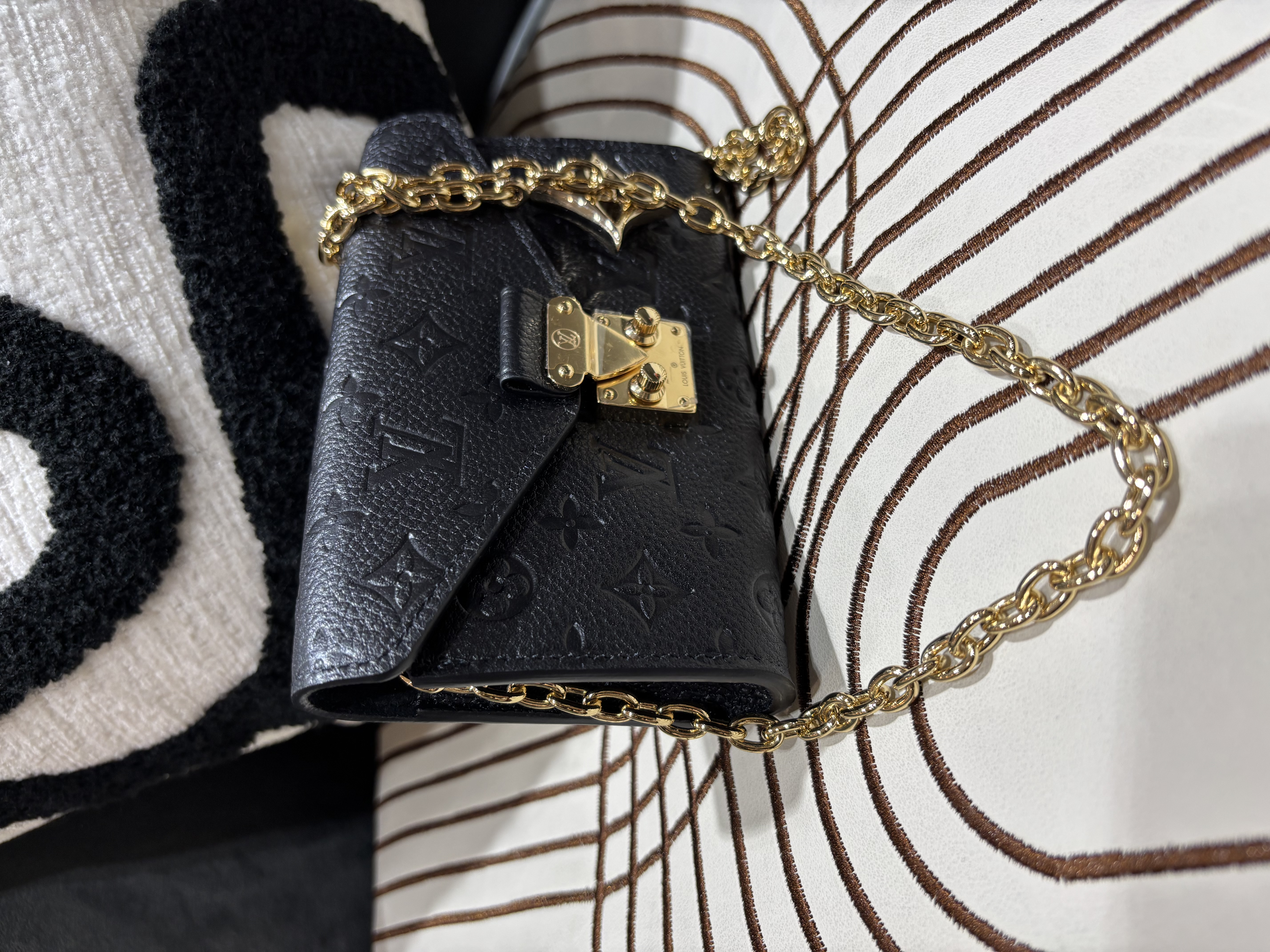 全新 Lv Pouch Metis Belt Chain Wallet 黑色Black Calfskin Monogram Empreinte 鏈條銀包 M4717Z,100%Authentic,全新未使用品  ☑️Dust bag☑️Box