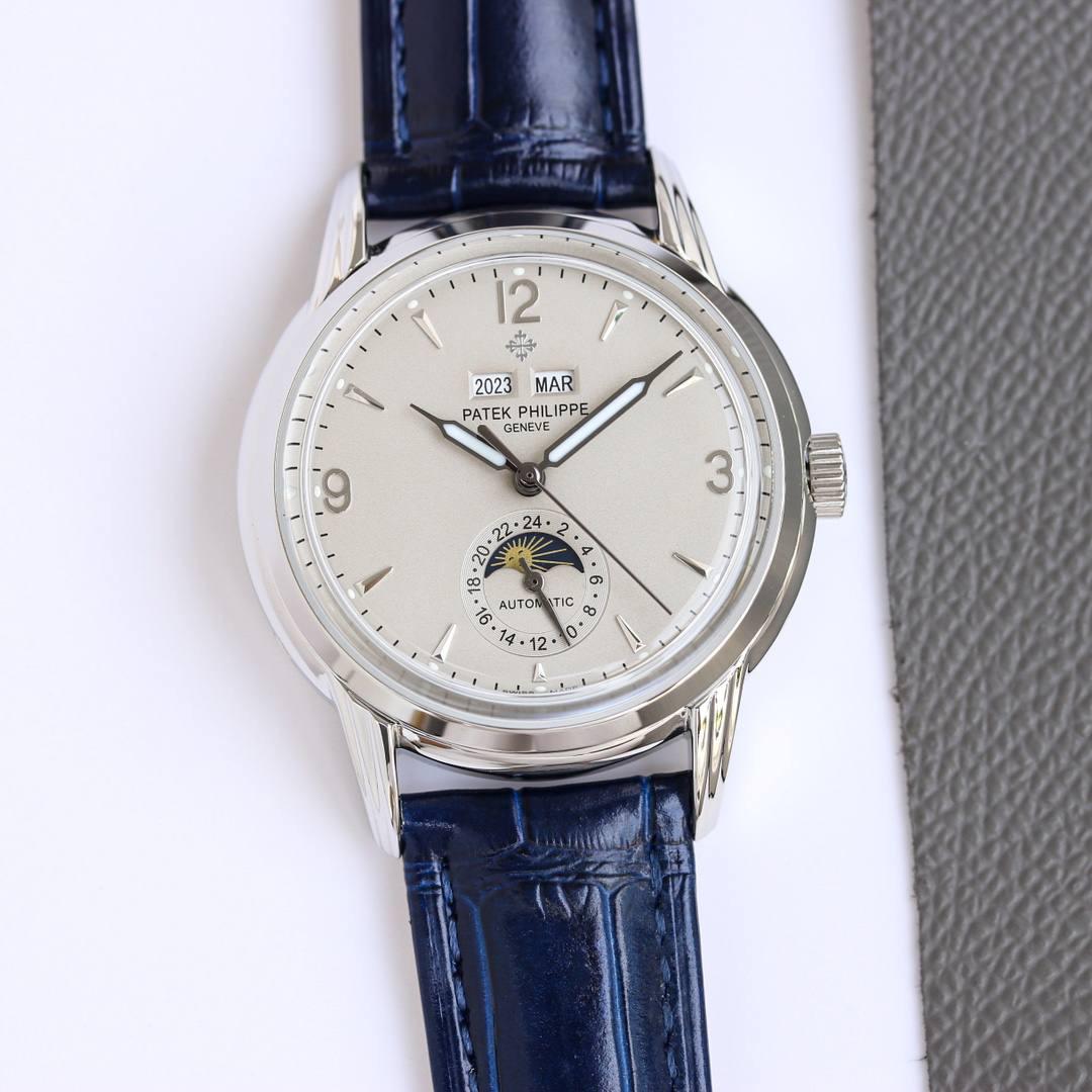 重金打造经典时计——百达翡丽5320G-001超级复杂功能时计直径40毫米一体冲压成型的双层式精钢表壳，致敬了经典的设计语言奶油色的表盘营造复古氛围，表盘边缘刻印有密分秒数刻度，配金质阿拉伯数字及五分钟凸圆刻度字钉，更有立体感。时分指针以巴顿式设计为基础，配以尖长的针尖，这特色造型是呼应了 1950 年代 Ref. 1463 计时码表的指针。表盘6点位置是月相显示和日期分拨。所有的万年历标志都很好，一眼就能读懂。内里搭置了仿324 S Q 自动上链机芯，是 324 自动上条传奇机芯的精装版本。机芯夹板桥经倒角，边缘作细意打磨，主夹板饰以鱼鳞纹，而夹板则缀以日内瓦波纹，夹板表面有包金雕刻，螺丝凹槽经打磨和倒角，连钻孔亦同样经打磨处理。搭配朱古力啡色牛皮表带，进一步带出复古气息。🚀🚀