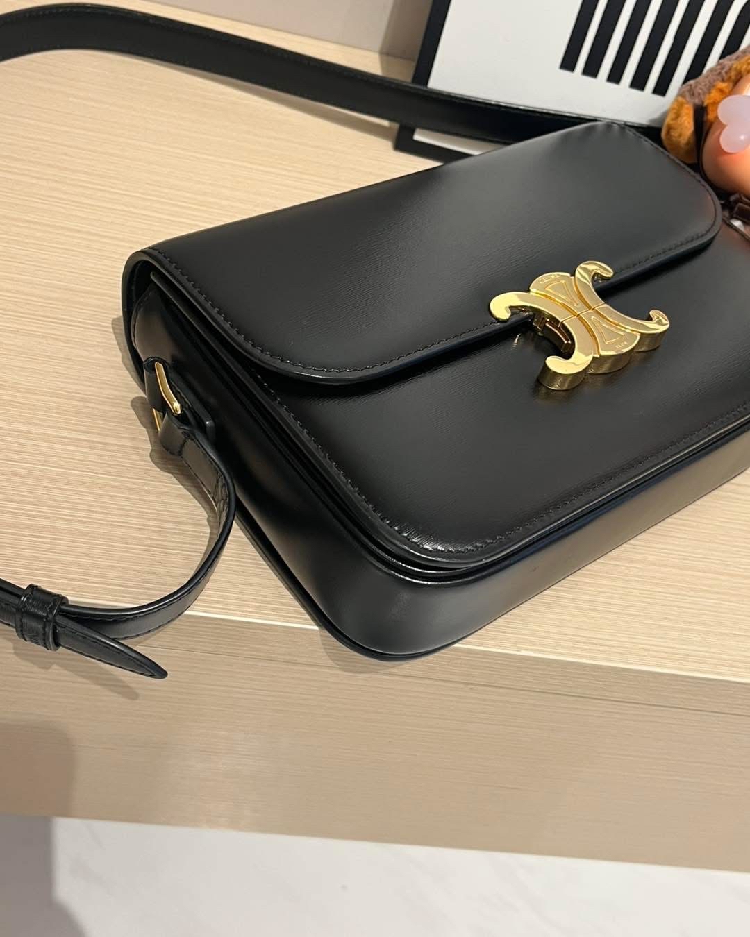 Celine CLASSIQUE TRIOMPHE 黑金凱旋門 box medium flap bag 22x15.5x6cm 100%Authentic ,95%new  ✅tap booklet ✅dust bag✅box  專門店售價$32,000✨📣