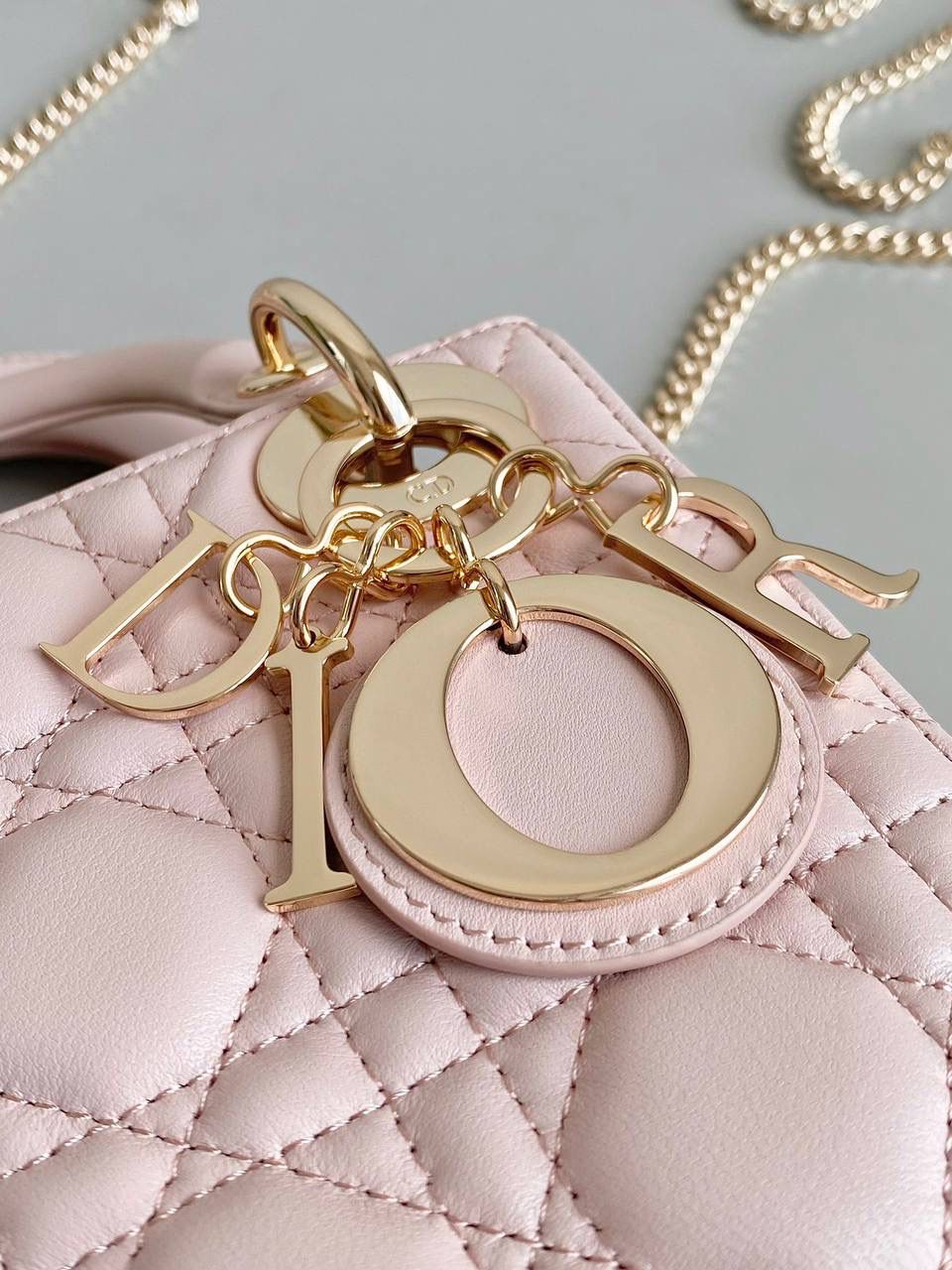 胭脂粉🩷𝗗𝗜𝗢𝗥 𝗟𝗮𝗱𝘆羊皮三格金扣🌟 女生必须要拥有的一只经典款 一年四季爆卖，老客每天都在补单 细腻柔软质感不是国内皮可以比的 进口原厂羊皮➕全钢五金，终极版 （标配两条肩带） size：17cm