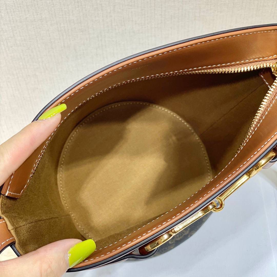🔥大货实拍图 𝗖𝗘𝗟𝗜𝗡𝗘 ♥ 𝗧𝗥𝗜𝗢𝗠𝗣𝗛𝗘 𝗕𝗨𝗖𝗞𝗘𝗧 𝗖𝗥𝗘𝗖𝗬 金色马衔扣是Crecy系列的标志性元素，以做旧感的原色小牛皮衬托，透出简约而优雅的气质。型号：192072 尺寸：14*21*14cm