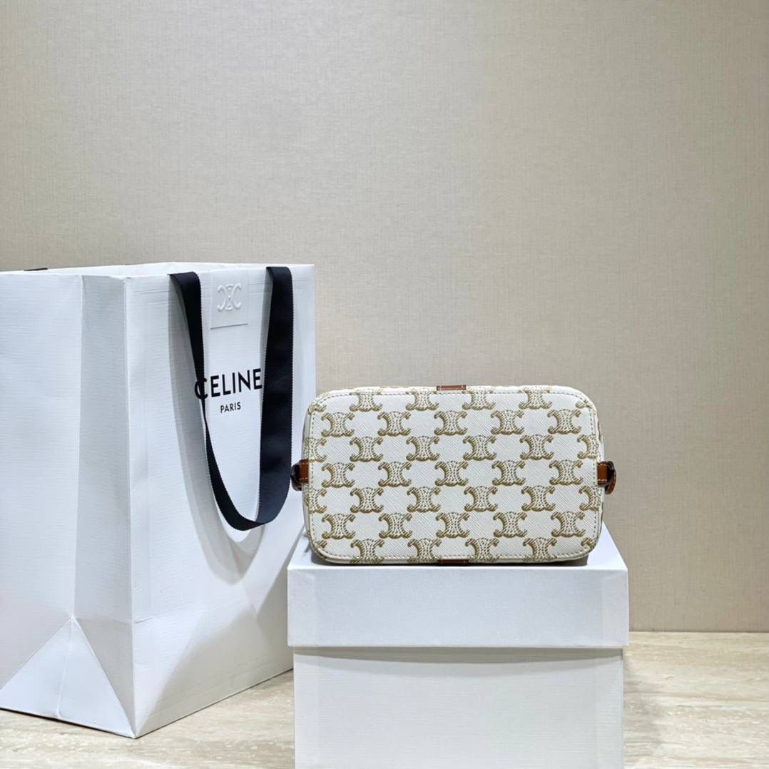 🔥大货实拍图 𝗖𝗘𝗟𝗜𝗡𝗘 ♥ 𝗧𝗘𝗘𝗡 𝗖𝗔𝗕𝗔𝗦 𝗗𝗘 𝗙𝗥𝗔𝗡𝗖𝗘 型号：191992 尺寸：19*16*11cm 上身图💯 越看越喜欢的一款包包！这个白老花也是十分美貌🥰容量完全够用，日常出门必备的纸巾、气垫、手机、口红、钥匙、放下绰绰有余～是个好看又能装的实力派！