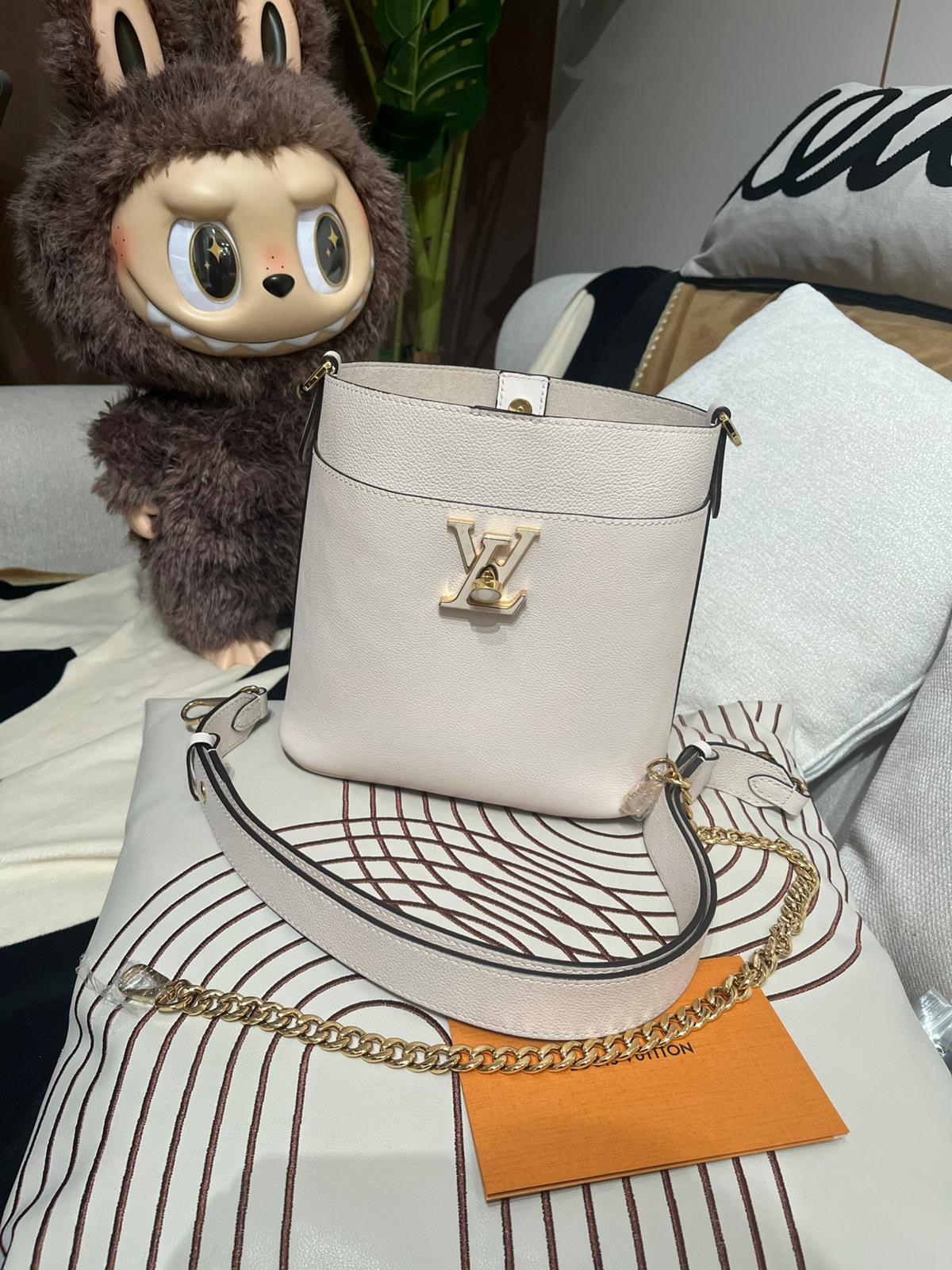 Lv lock and walk bucket bag M24638 100%Authentic ,99%new ✅專門店收據✅NFC✅dust bag  