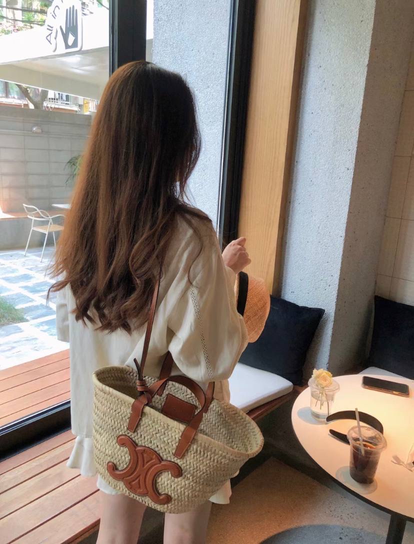 夏日必備🌴☀️  限時優惠🫶🏻訂貨🍒Celine Teen size basket  有條長肩帶可上肩 Size 23x21x15cm