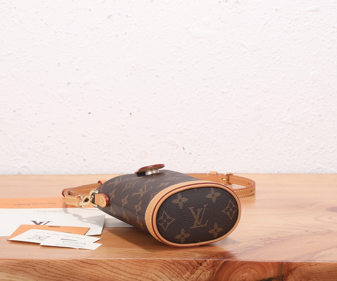 Louis Vuitton Fold Me Pouch