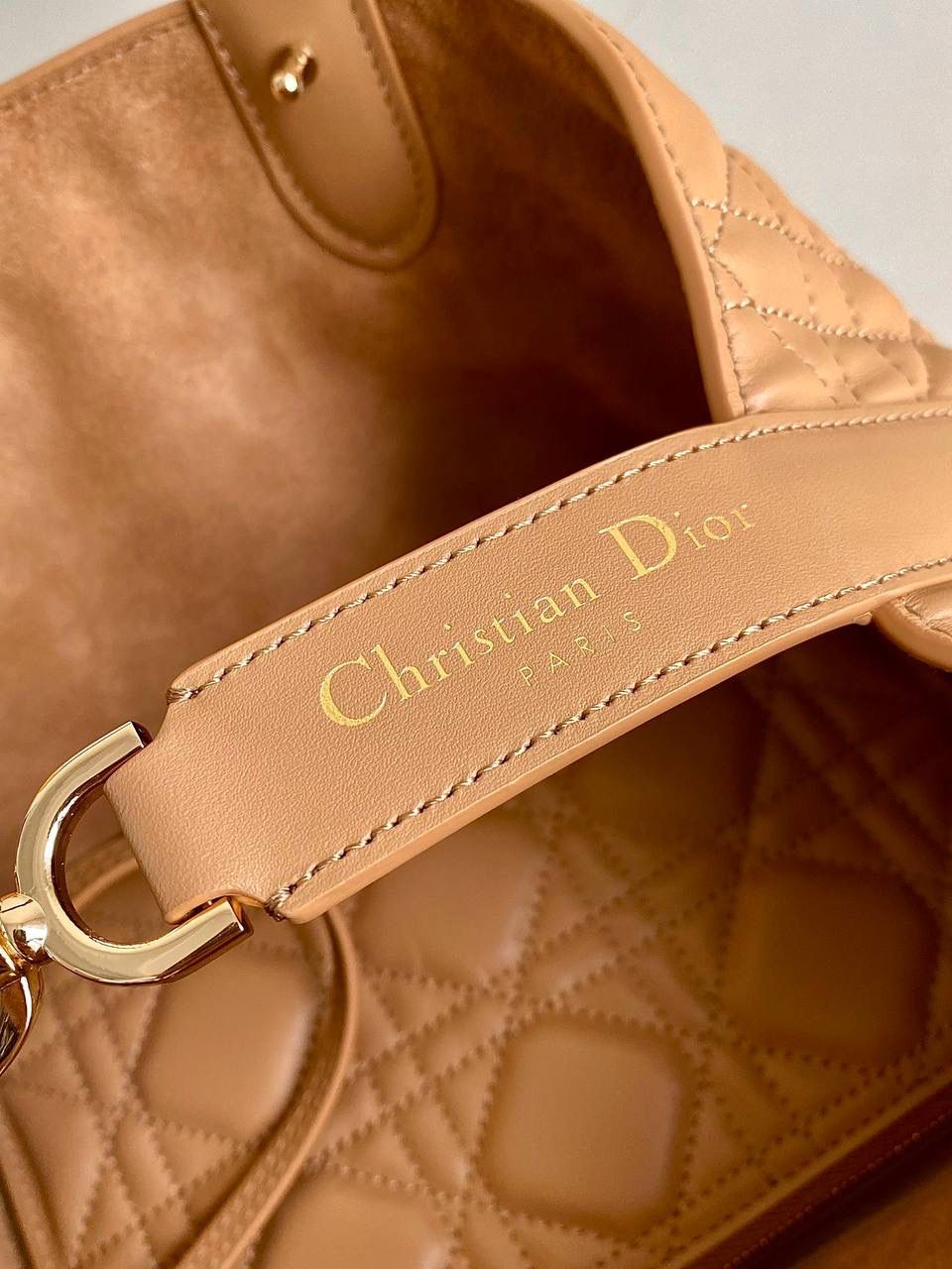 🈶焦糖色小号 𝗗𝗜𝗢𝗥 𝗧𝗼𝘂𝗷𝗼𝘂𝗿𝘀手袋，大爆款 即出即断，供不应求的一只啊 时尚敏锐度高的早已经抢先背了 比想象中更酷，又飒且慵懒的感觉🤩🉑 熟悉的超大藤格纹和近年来惯用CD搭扣 解开卡扣从方包变成托特大包，真绝了 23×15×15cm，#m1292m