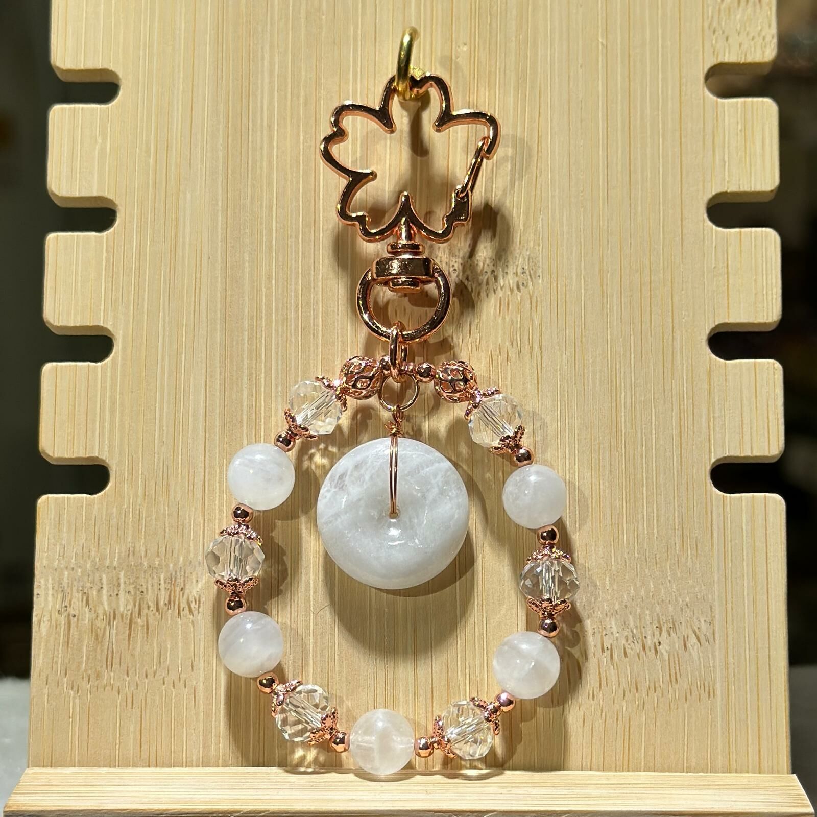 月亮石平安扣、白水晶 配 玫瑰金花形扣掛飾
