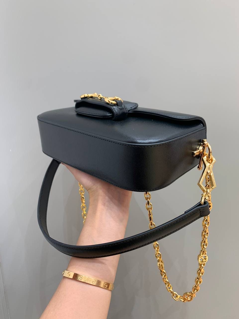 新背景实拍正品级 。Gucc1 horsebit法棍包（原皮黑色） 销量王🔥全皮系列❗️ 抓住一只小可爱，又是颜值巅峰之作 法棍出全皮拉，比起老花我更爱全皮！ 时髦复古女孩的一眼心动， 腋下包造型真的是再一次惊艳 最火爆的马衔扣元素加上最时尚的腋下背法 今年妥妥的包王无疑了！ 品牌爸爸，你真的别太拿捏我！ 斜挎则改成了金属链条，太有撞击感了！ 全皮腋下背搭配金属斜挎背， 还没有正式上线就全网断货了， 就问你拒绝得了吗！！ 型号735178 尺寸24/13/5.5cm