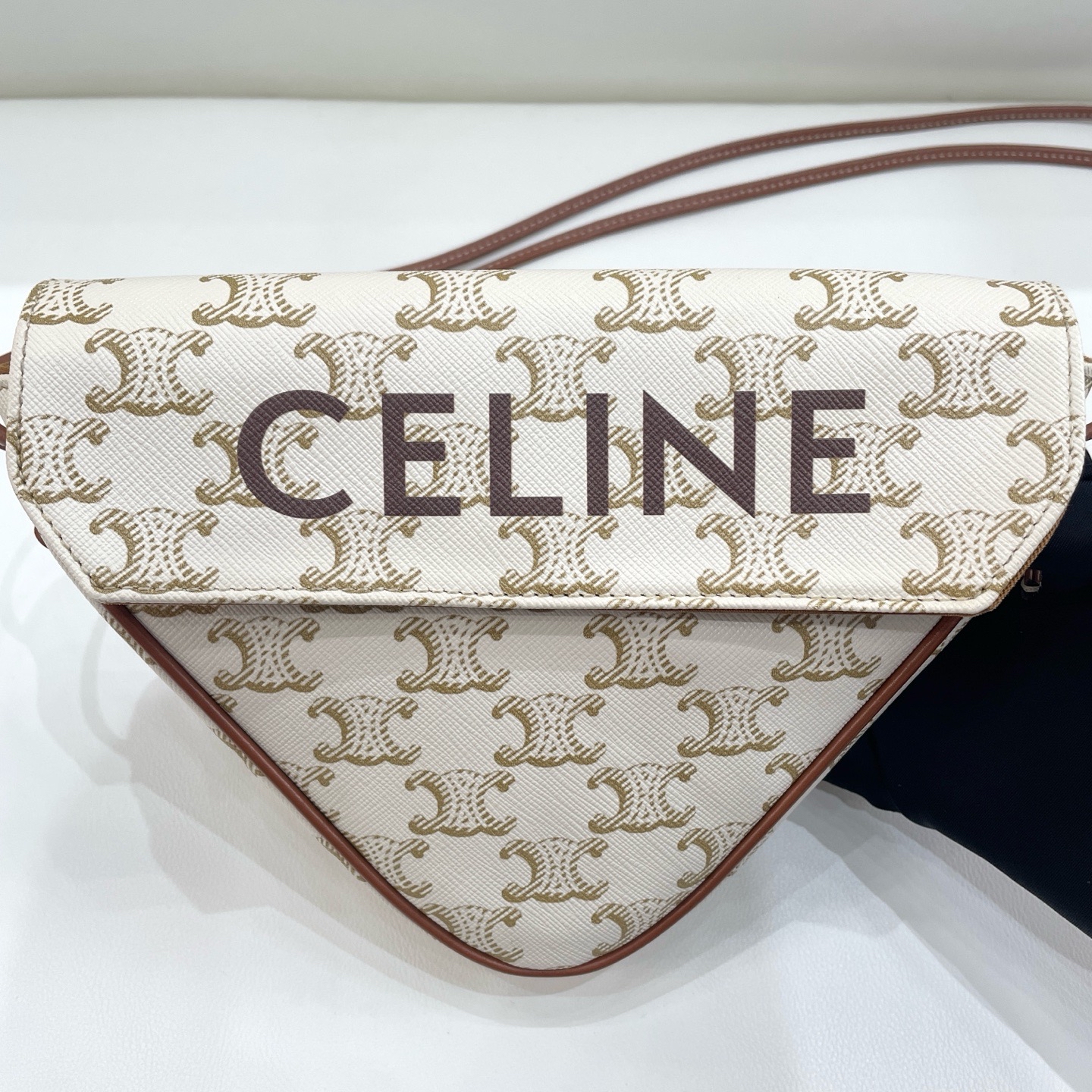 【預訂貨品】Celine白色老花三角包 
