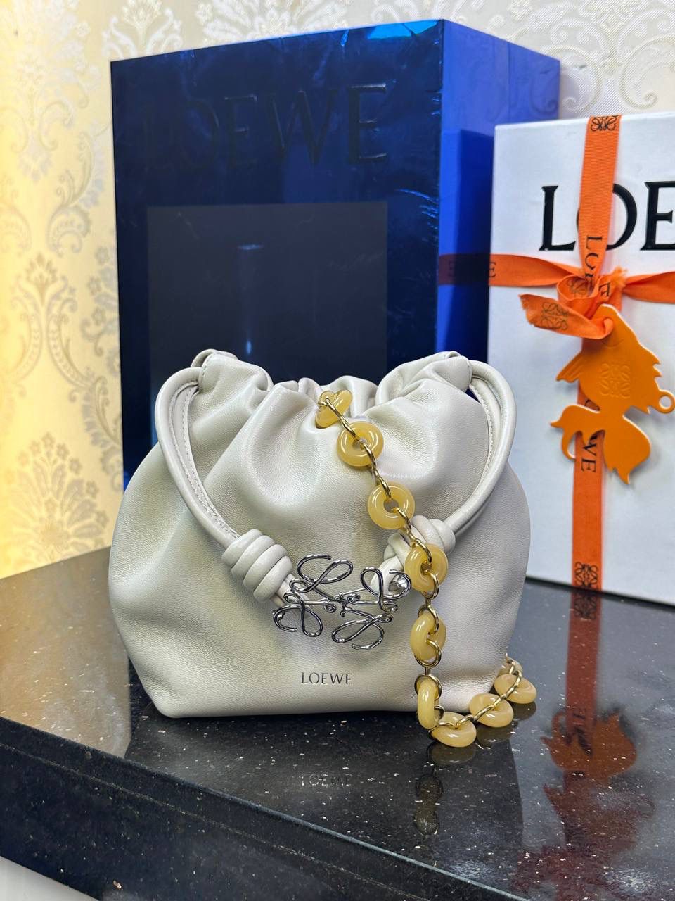 🎈迷你链条款𝙁𝙡𝙖𝙢𝙚𝙣𝙘𝙤 𝙋𝙪𝙧𝙨𝙚羊皮 ——【海盐白】 尺寸：𝟐𝟑.𝟓-𝟓-𝟏𝟕𝐜𝐦 编码：062347 👉🏻延续福袋收缩绳褶皱设计，羊皮包身手感细腻柔软❤️ 👉🏻链条肩带➕皮肩带的双肩带设计，时尚百搭，给足了集美们多样化的选择。肩带可拆卸可调节，磁扣开合，正面烫金𝙇𝙤𝙜𝙤，呈现出高贵典雅的视觉感😍 👉🏻独家背景➕独家品质➕独家全套砖柜礼盒套装，市场高端品质皆在我手✌🏻