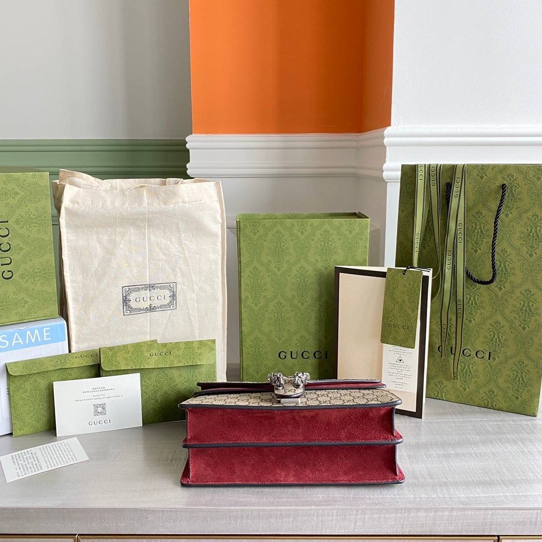 👜独家特级正品品质 g的经典之作，400249中号酒神包！28189cm！¥新包装！织纹虎头马刺扣为这款有结构感的肩背包增添光彩。滑动链条包带有多种背法，可在肩背和手提之间自由转换！麂皮衬里，口袋内里配以 gg supreme 高级人造革！！ 附带️全套最新绿色系列环保包装✨🔥