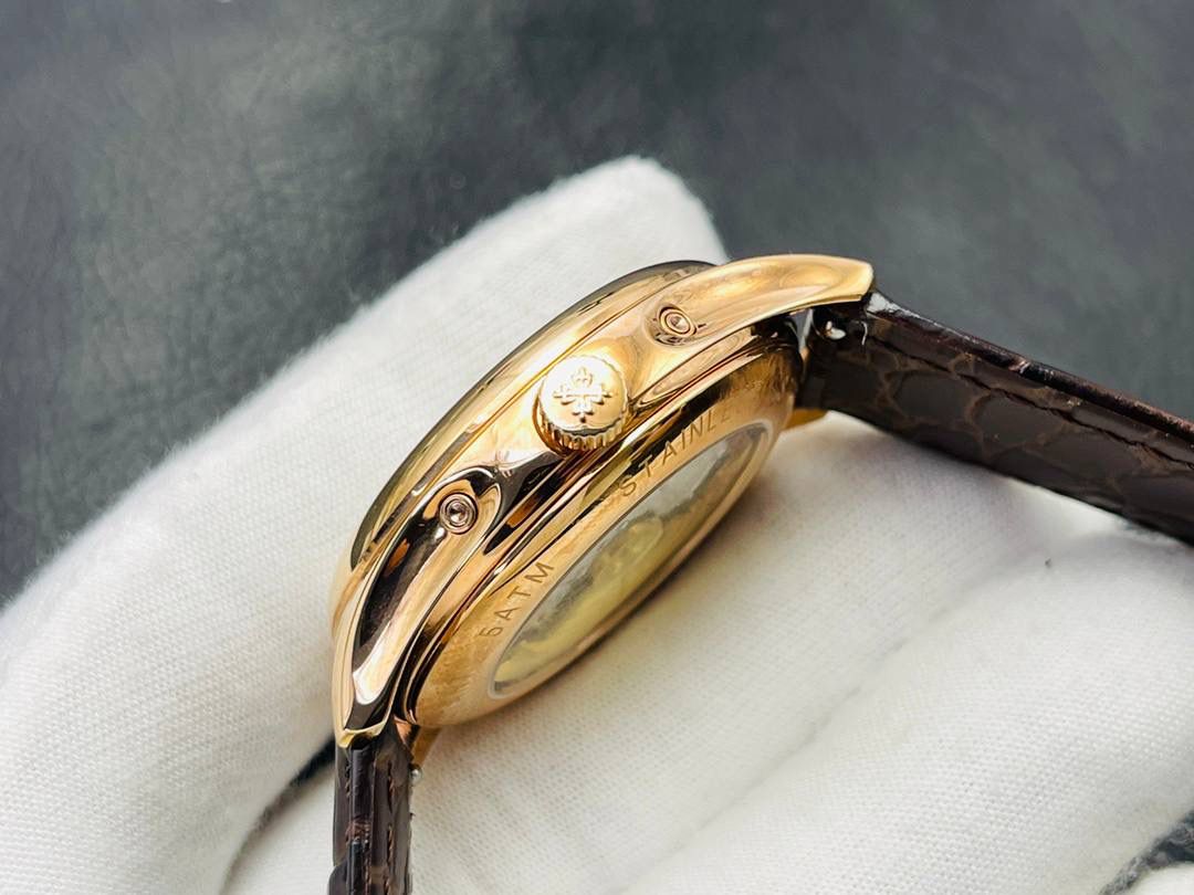 百达翡丽古典超级复杂多功能 万年历功能腕表 团队历时两年多精心设计，不计成本，敢为人先，力求完美，克服重重难关，突破多层技术瓶颈： 1⃣️机芯型号为定制版机芯，质量稳定！ 2⃣️表带为经典意大利小牛皮表带，纹路清晰，质感好。搭配圈市面最顶级的百达灯笼表扣，通用原装无压力。 3⃣️优雅的Calatrava雕花表壳极具个性，42毫米的表径适配大众男性手寸，与专柜一致，非常商务可亦休闲。