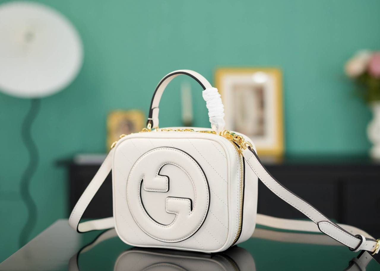 🥯Gucci Blondie系列手提包 白色17cm 正品售价¥17.000 独家原厂皮发售 限量级别 可爱的方正形小包 ，超级适合夏日穿搭 包身非常轻便，小身材大容量 配有长肩带，可以手提可以肩背 官方款号 744434 尺寸：17x15x9cm