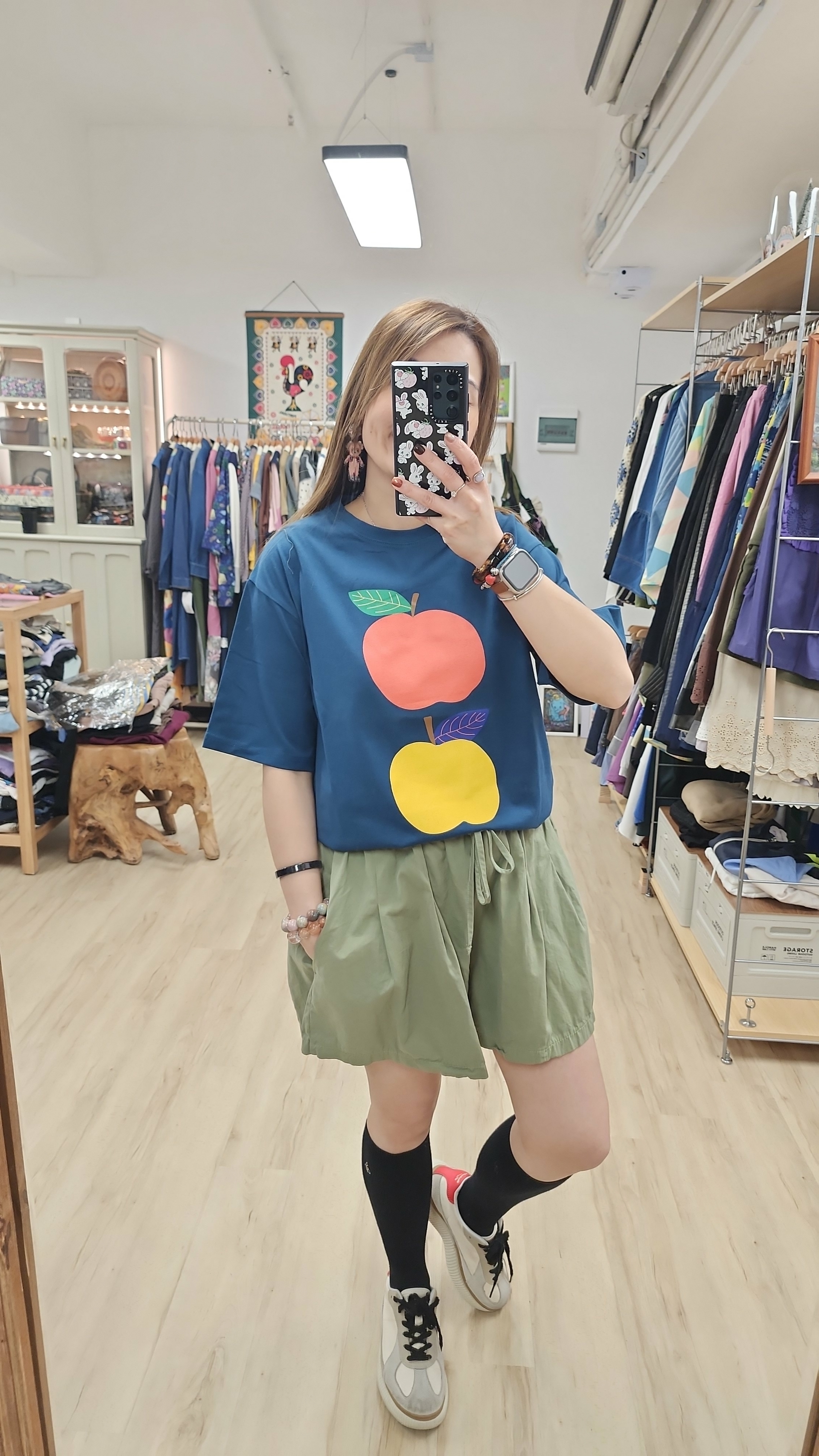 韓國藍拼紅黃蘋果印圖Tee